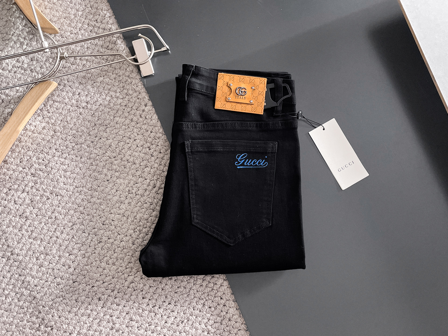 NO:682588,GUCCI men's denim jeans, official album and poster outfit style!  High-grade imported denim raw color fabrics are supplied to customers, and the pure 13oz denim fabrics from Okayama, Japan are specially selected. Heavy-duty environmentally friendly plant enzyme washing process is used. The texture has a light retro color, which is quite beautiful and is very suitable for autumn and winter color matching. The fabric is soft and delicate after washing, but has strong bones and a slight stretch, providing an excellent comfortable experience. There is no damage from any technological elements throughout the body, retaining the purest tannin color!  The details throughout the body are perfect, exquisite and sophisticated. The latest leather label on the waist highlights the brand's characteristics. The hardware accessories, leather label and wiring all reflect the craftsmanship!  The silhouette is perfectly tailored and has excellent butt lift and slimming effect. It can be easily matched with any top in the wardrobe. It has wide compatibility and is suitable for various daily wear. The upper body is full of style. It is a must-have trousers for those who are obsessed with quality control and 1V!  Size 29-38 (not 35.37),,gucci,jeans,19860909GUCCI 古奇 男士丹宁牛仔裤,官宣画册海报穿搭款！ 客供高级进口的丹宁原色面料,特选日本冈山纯正13oz 盎司牛仔布料,重磅环保植物酵素水洗工艺,肌理有着淡淡的复古色彩,相当漂亮,极符合秋冬的配色,面料经过水洗后柔软细腻,但筋骨感极强,且略带弹力,提供了绝佳的舒适体验,通身无任何工艺元素破坏,保留了最纯粹的丹宁本色！通身细节完美如斯,精湛且考究,最新的腰部皮标彰显了品牌特质,五金配件、皮标、走线无不体现出匠心工艺！版型剪裁完美,提臀修身效果绝佳,可轻松横扫衣橱任何的上装搭配,兼容性广泛,满足于日常各种穿搭,上身型款十足,于品质控及1V迷控者必入型裤装！ 尺码29—38（没35.37）,,gucci,jeans,,Men's clothing