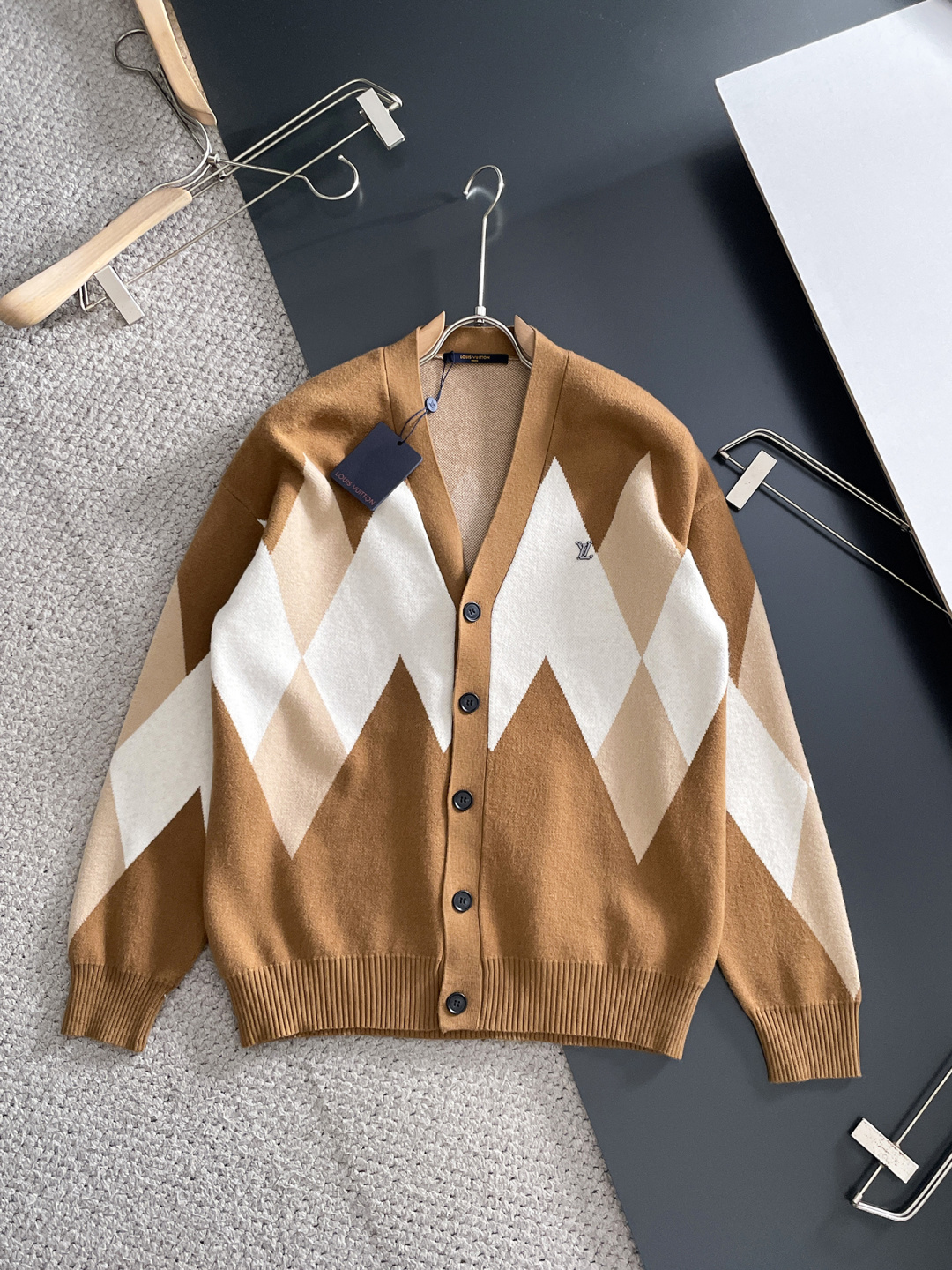 NO:736665,LV  The 2026 New Year's new men's wool sweater is a popular item on sale at the counter. Every major fashion buyer and star has a versatile item. Simple and fashionable, it looks good, and the upper body is full of gentleman's style. The whole sweater is not only exquisite in texture, but also fine in wiring.  The work is uniform and neat. The overall beautiful appearance ensures that the silhouette of the clothes is not easy to deform. The customized wool fabric is neither very loose nor very tight, and has very good recovery properties. A fashion item that is both cold-resistant and fashionable in autumn and winter. M-3XL, Louis  vuitton,sweaters,19860909LV 2026新春新款男士羊毛针织衫,专柜在售爆款单品,各大时尚买手明星人手一件的百搭单品.简单时尚甚是好看,上身绅士范十足.整件毛衣不单纹理工艺精美,走线更是精工细作均匀整齐.整体美观大方保证了衣服的廓形不易变形.定制羊毛面料,既不会很宽松也不会很紧绷,恢复性非常好.秋冬御寒与时尚兼备的一款时装单品.M-3XL,,louis vuitton,sweaters,,Men's clothing