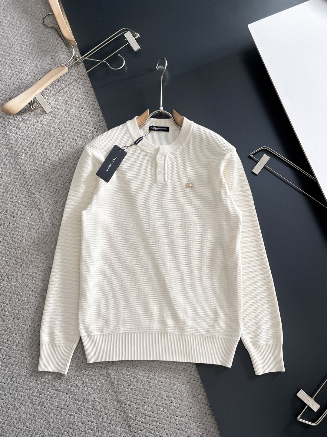 NO:736650,DG  2026 New Year's new men's wool sweater, hot-selling item on sale at the counter, a versatile item that every major fashion buyer and celebrity has. Simple and fashionable, it looks good, and the upper body is full of gentleman style. The whole sweater is not only exquisite in texture, but also finely crafted and evenly routed.  Uniform and tidy. The overall beautiful appearance ensures that the silhouette of the clothes is not easily deformed. The customized wool fabric is neither very loose nor very tight, and has very good recovery properties. A fashion item that is both cold-resistant and fashionable in autumn and winter. M-3XL,,sweaters,19860909DG 2026新春新款男士羊毛针织衫,专柜在售爆款单品,各大时尚买手明星人手一件的百搭单品.简单时尚甚是好看,上身绅士范十足.整件毛衣不单纹理工艺精美,走线更是精工细作均匀整齐.整体美观大方保证了衣服的廓形不易变形.定制羊毛面料,既不会很宽松也不会很紧绷,恢复性非常好.秋冬御寒与时尚兼备的一款时装单品.M-3XL,,sweaters,,Men's clothing