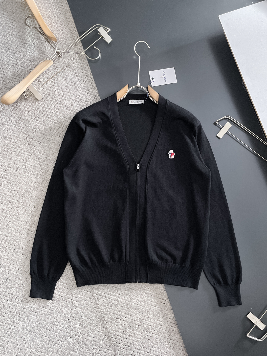 NO:736660,Mouth covering  The 2026 New Year's new men's wool sweater is a popular item on sale at the counter. It is a versatile item that every major fashion buyer and celebrity has. Simple and fashionable, it looks good, and the upper body is full of gentleman's style. The entire sweater is not only exquisite in texture, but also the wiring is even and neat.  The overall beautiful appearance ensures that the silhouette of the clothes is not easily deformed. The customized wool fabric is neither loose nor tight, and has very good recovery properties. A fashion item that is both cold-resistant and fashionable in autumn and winter. M-3XL,,Moncler,sweaters,19860909蒙口 2026新春新款男士羊毛针织衫,专柜在售爆款单品,各大时尚买手明星人手一件的百搭单品.简单时尚甚是好看,上身绅士范十足.整件毛衣不单纹理工艺精美,走线更是精工细作均匀整齐.整体美观大方保证了衣服的廓形不易变形.定制羊毛面料,既不会很宽松也不会很紧绷,恢复性非常好.秋冬御寒与时尚兼备的一款时装单品.M-3XL,,Moncler,sweaters,,Men's clothing