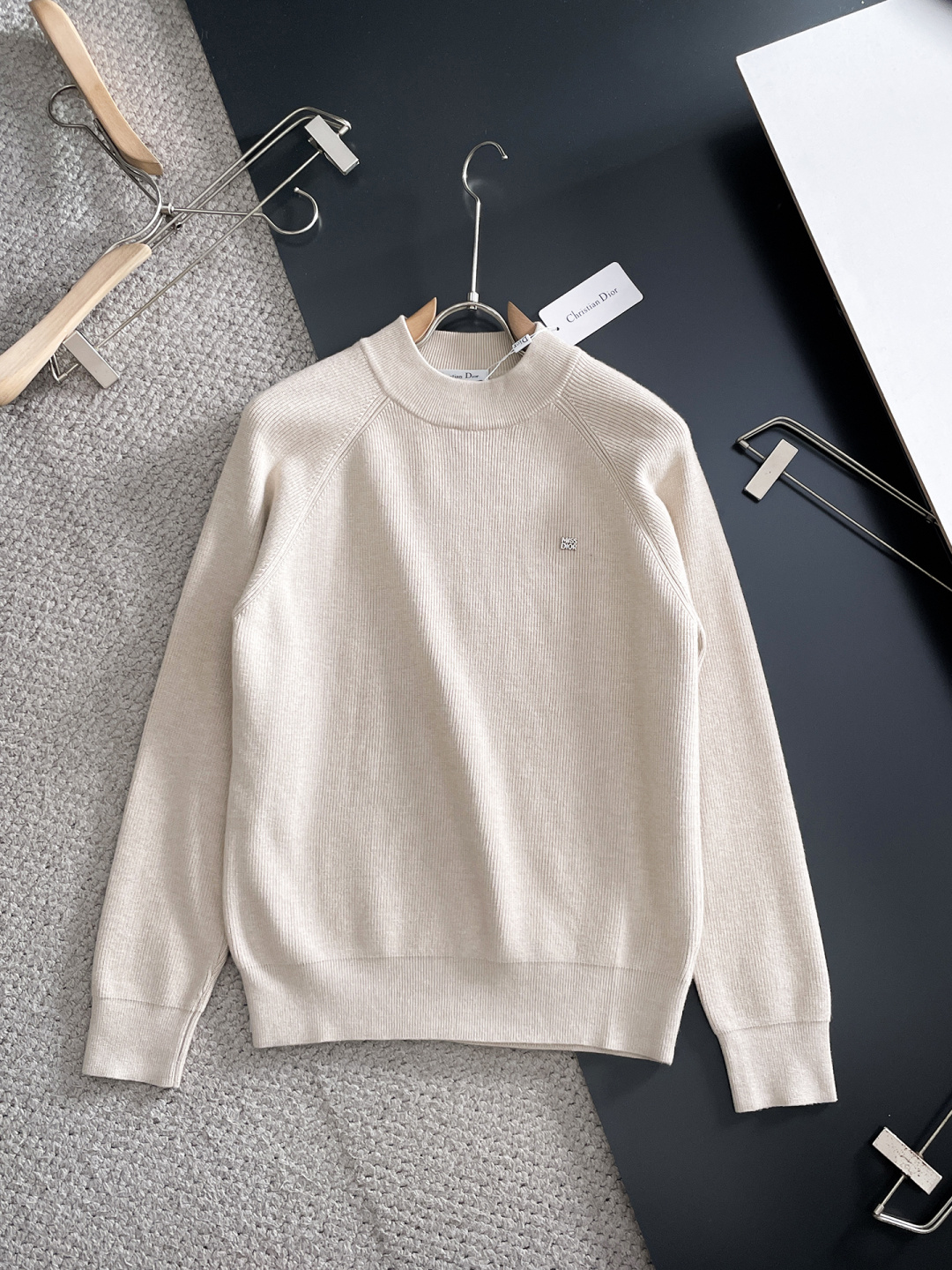 NO:736655,Dior Dior  The 2026 New Year's new men's wool sweater is a popular item on sale at the counter. It is a versatile item that every major fashion buyer and celebrity has. Simple and fashionable, it is very beautiful, and the upper body is full of gentleman style. The entire sweater is not only exquisite in texture, but also the wiring is even and neat. The entire sweater is even and neat.  The beautiful and generous body ensures that the silhouette of the clothes is not easily deformed. Customized wool fabric is neither very loose nor very tight, and has very good recovery properties. A fashion item that is both cold-resistant and fashionable in autumn and winter. M-3XL,, dior, dior, sweaters,19860909Dior 迪奥 2026新春新款男士羊毛针织衫,专柜在售爆款单品,各大时尚买手明星人手一件的百搭单品.简单时尚甚是好看,上身绅士范十足.整件毛衣不单纹理工艺精美,走线更是精工细作均匀整齐.整体美观大方保证了衣服的廓形不易变形.定制羊毛面料,既不会很宽松也不会很紧绷,恢复性非常好.秋冬御寒与时尚兼备的一款时装单品.M-3XL,,dior,dior,sweaters,,Men's clothing