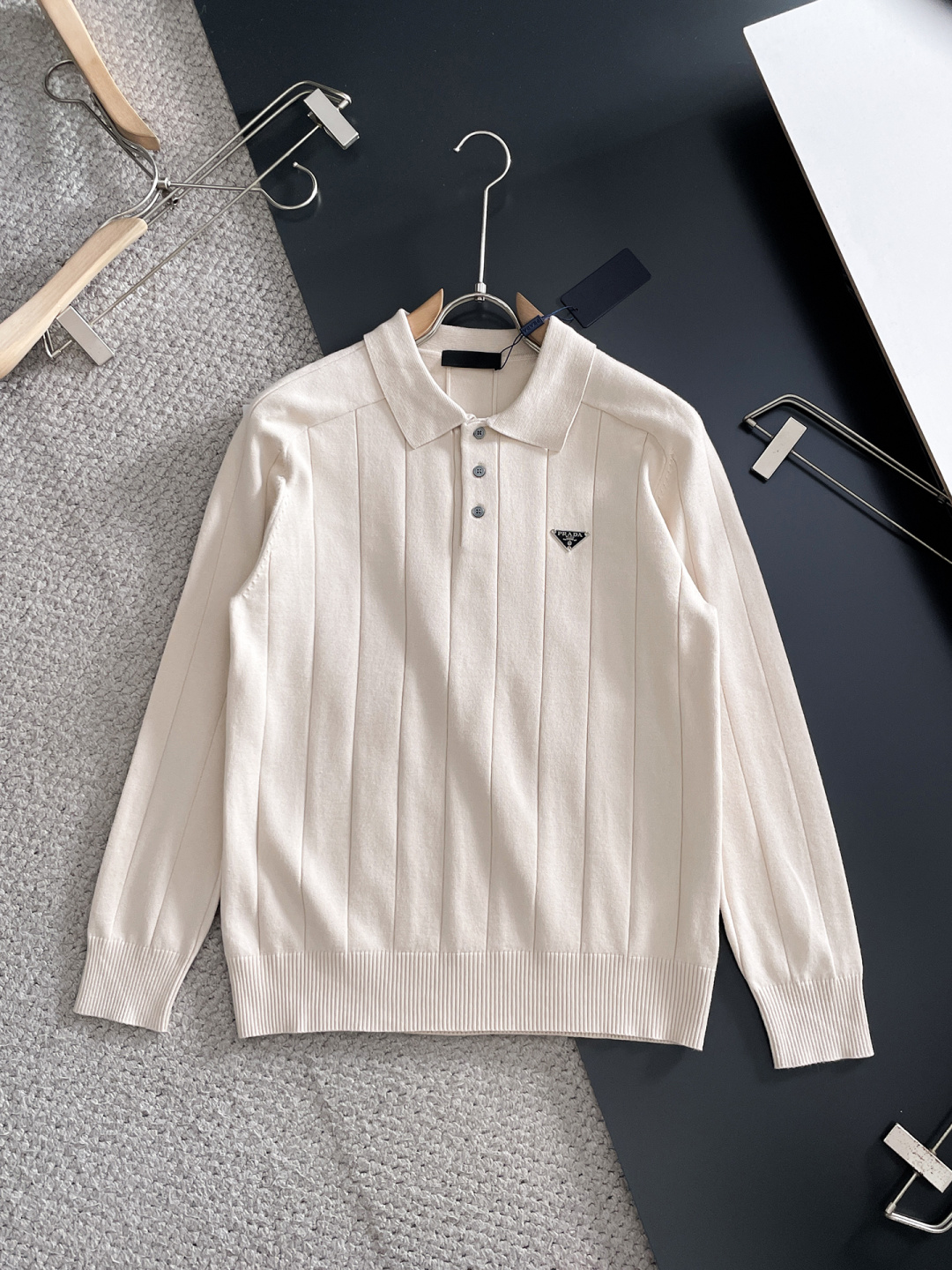 NO:736676,PRADA Prada  The 2026 New Year's new men's wool sweater is a popular item on sale at the counter. It is a versatile item that every major fashion buyer and celebrity has. Simple and fashionable, it looks good, and the upper body is full of gentleman style. The entire sweater not only has exquisite texture and craftsmanship, but also the wiring is even and neat. The overall  The beautiful appearance ensures that the silhouette of the clothes is not easily deformed. The customized wool fabric is neither very loose nor very tight, and has very good recovery properties. A fashion item that is both cold-resistant and fashionable in autumn and winter. M-3XL,, prada, prada, sweaters,19860909PRADA 普拉达 2026新春新款男士羊毛针织衫,专柜在售爆款单品,各大时尚买手明星人手一件的百搭单品.简单时尚甚是好看,上身绅士范十足.整件毛衣不单纹理工艺精美,走线更是精工细作均匀整齐.整体美观大方保证了衣服的廓形不易变形.定制羊毛面料,既不会很宽松也不会很紧绷,恢复性非常好.秋冬御寒与时尚兼备的一款时装单品.M-3XL,,prada,prada,sweaters,,Men's clothing