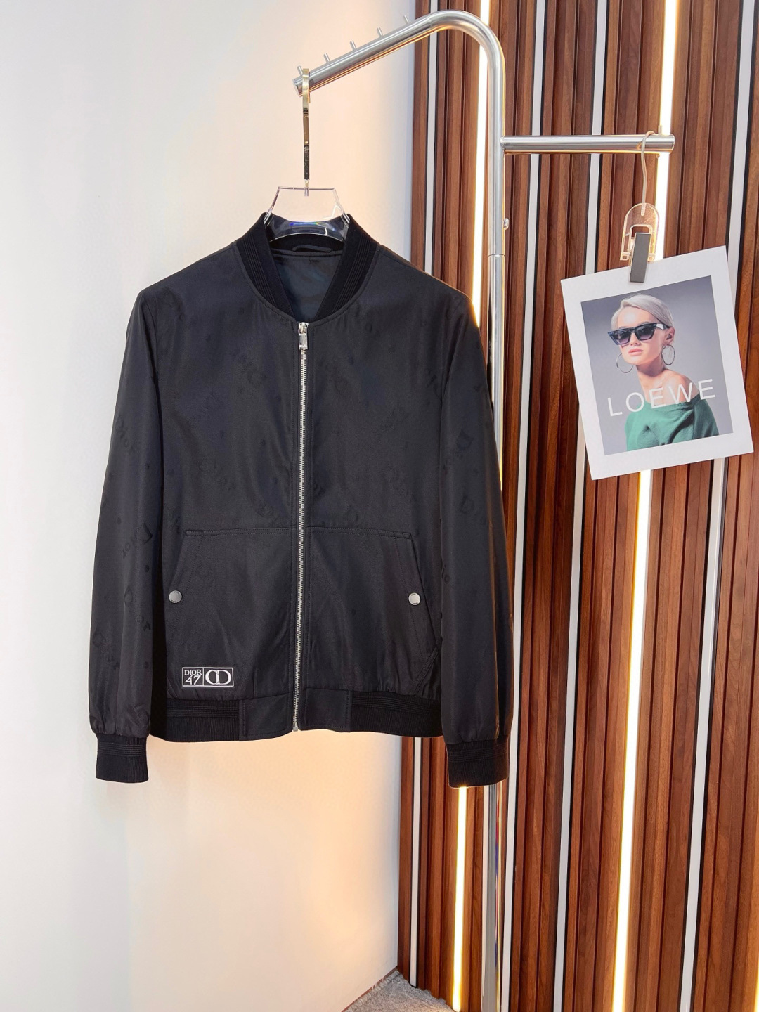 NO:682546,Dior Dior's 2025 autumn and winter counter new casual and fashionable reversible jacket. Ultra-avant-garde design style. Brand logo heavily embellished design. Delicate and comfortable. Very light to wear and not easy to wrinkle. Multiple craftsmanship. The overall design is quite visual. The upper body is casual and stylish, with a certain degree of stiffness. It is definitely recommended for the temperament that is at the forefront of fashion. It is a must-have for urban leisure. Size M-3XL,, dior, dior, jackets & coats, jackets &  coats,19860909Dior 迪奥 2025秋冬专柜新款休闲时尚双面穿夹克外套 超前卫设计风格 品牌logo重工点缀设计 细腻舒适 穿着非常轻便不易起皱.多重重工艺 整体的设计颇具视觉感,上身休闲有型,有一定的挺括度,绝对走在时尚最尖端的气质感推荐,都市休闲必备.尺码 M-3XL,,dior,dior,jackets & coats,jackets & coats,,Men's clothing