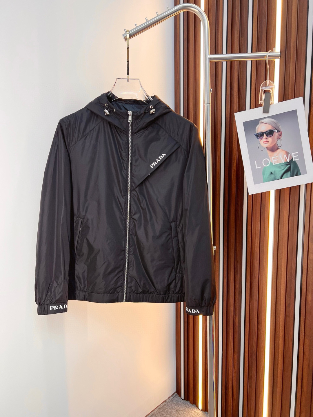 NO:682552,PRADA 2025 autumn and winter counter new casual fashion double-sided jacket. Ultra-avant-garde design style. The brand logo is heavily embellished. It is delicate and comfortable. It is very light to wear and not easy to wrinkle. Multiple craftsmanship. The overall design is quite visual. The upper body is casual and stylish, with a certain degree of stiffness. It is definitely recommended for the temperament that is at the forefront of fashion. It is a must-have for urban leisure. Size M-3XL,, prada, prada, jackets & coats, jackets &  coats,19860909PRADA 普拉达 2025秋冬专柜新款休闲时尚双面穿夹克外套 超前卫设计风格 品牌logo重工点缀设计 细腻舒适 穿着非常轻便不易起皱.多重重工艺 整体的设计颇具视觉感,上身休闲有型,有一定的挺括度,绝对走在时尚最尖端的气质感推荐,都市休闲必备.尺码 M-3XL,,prada,prada,jackets & coats,jackets & coats,,Men's clothing