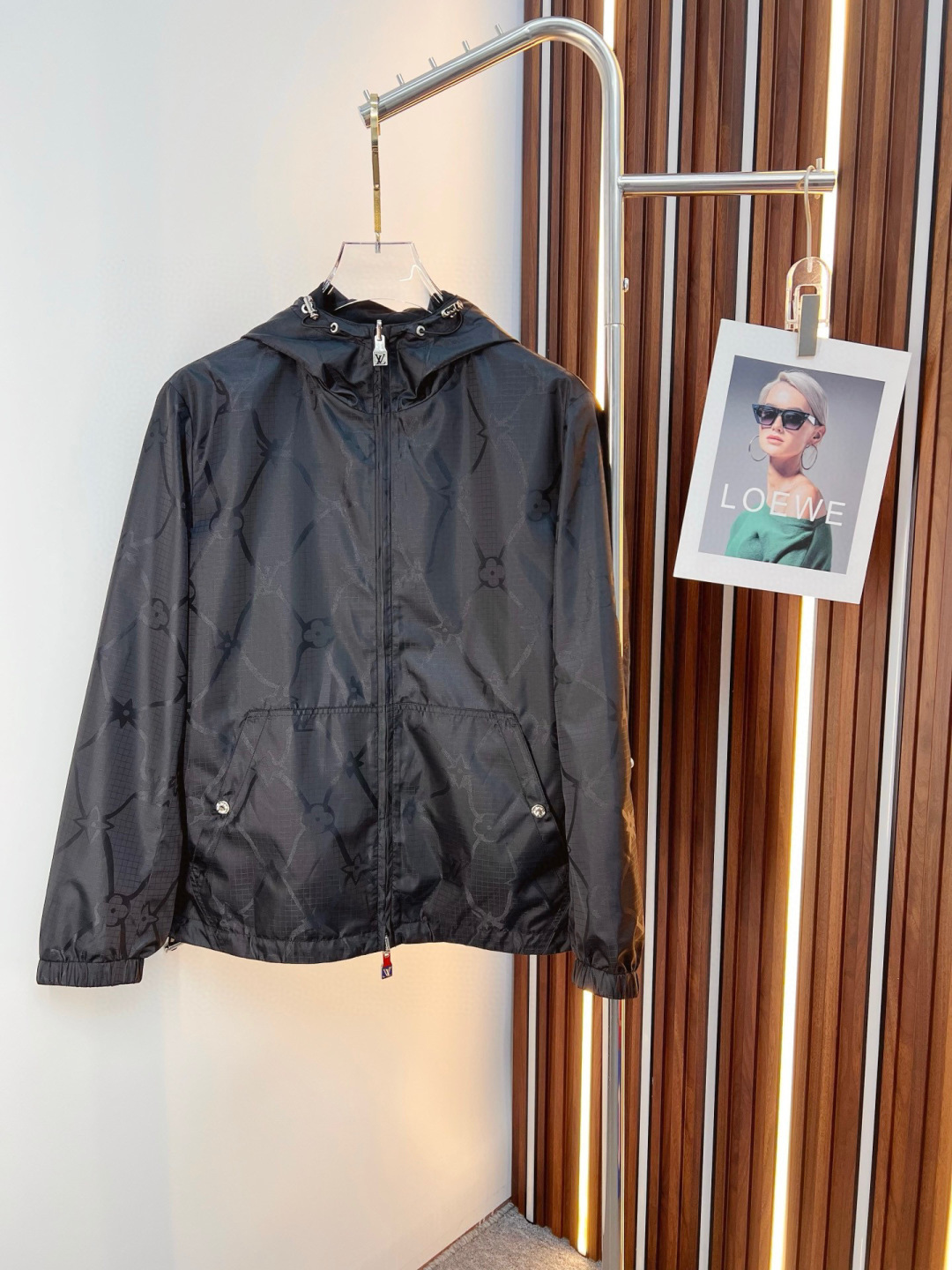 NO:682559,LV 2025 autumn and winter counter new casual fashionable jacket. Ultra-avant-garde design style. The brand logo is heavily embellished. It is delicate and comfortable. It is very light to wear and not easy to wrinkle. Multiple craftsmanship. The overall design is quite visual. The upper body is casual and stylish, with a certain degree of stiffness. It is definitely recommended for the temperament that is at the forefront of fashion. It is a must-have for urban leisure. Size M-3XL, Louis Vuitton, jackets & coats,jackets & coats,19860909LV 2025秋冬专柜新款休闲时尚夹克外套 超前卫设计风格 品牌logo重工点缀设计 细腻舒适 穿着非常轻便不易起皱.多重重工艺 整体的设计颇具视觉感,上身休闲有型,有一定的挺括度,绝对走在时尚最尖端的气质感推荐,都市休闲必备.尺码 M-3XL,,louis vuitton,jackets & coats,jackets & coats,,Men's clothing