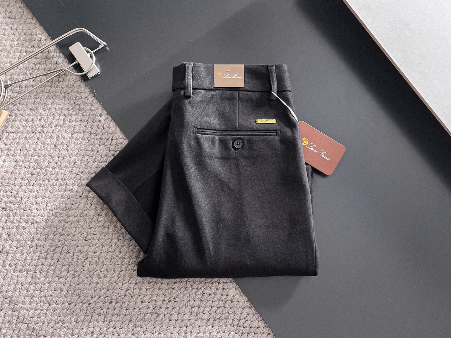 NO:683994,LP Casual Pants, Western Pants 2025SS Autumn and Winter New Style, Special Fabric for Advanced Customized Pants, Customized Original Hardware, Heavy Craftsmanship, Fine Lathe Lines, Customized Fabric, Soft and Comfortable, Remarkable Texture, Exquisite Accessories, Excellent Upper Body Effect, Complete Three Standards, Standard Sizes 29-36, No 35,, loro piana,19860909LP 休闲裤 西裤2025SS秋冬新款 高级定制裤子专用面料 定制原版五金 重工工艺打造 车工走线精细 定制面料 柔软舒适 质感显著 辅料精美 上身效果超赞 三标齐全 标准尺码29-36,无35,,loro piana,,Men's clothing