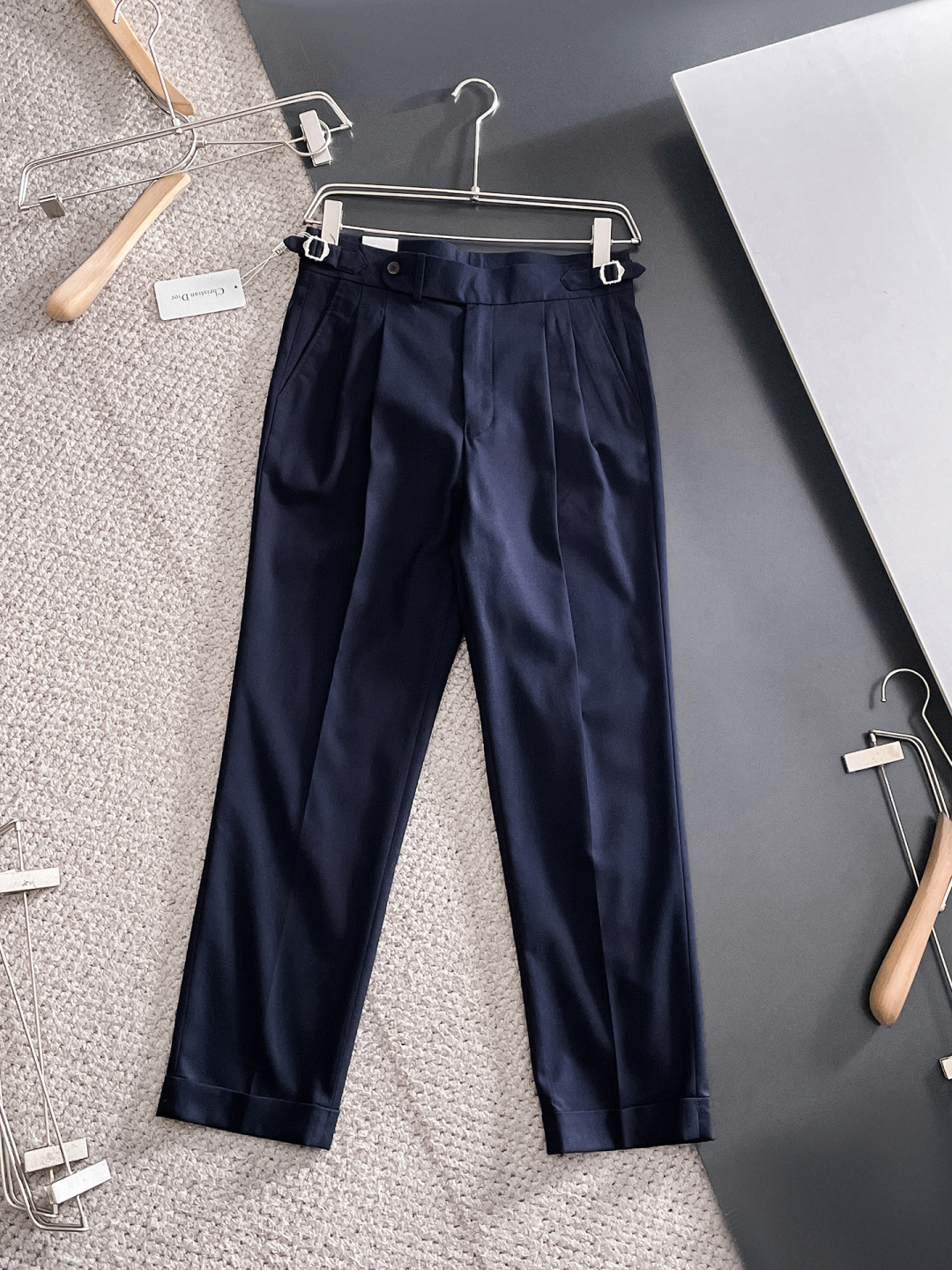 NO:683950,Dior Dior casual pants and trousers 2025SS autumn and winter new style, special fabric for advanced custom pants, customized original hardware, heavy craftsmanship, fine turning and routing, customized fabric, soft and comfortable, significant texture, exquisite accessories, great upper body effect, complete three standards, standard size 29-36, no 35,, dior, dior,19860909Dior 迪奥 休闲裤 西裤2025SS秋冬新款 高级定制裤子专用面料 定制原版五金 重工工艺打造 车工走线精细 定制面料 柔软舒适 质感显著 辅料精美 上身效果超赞 三标齐全 标准尺码29-36,无35,,dior,dior,,Men's clothing