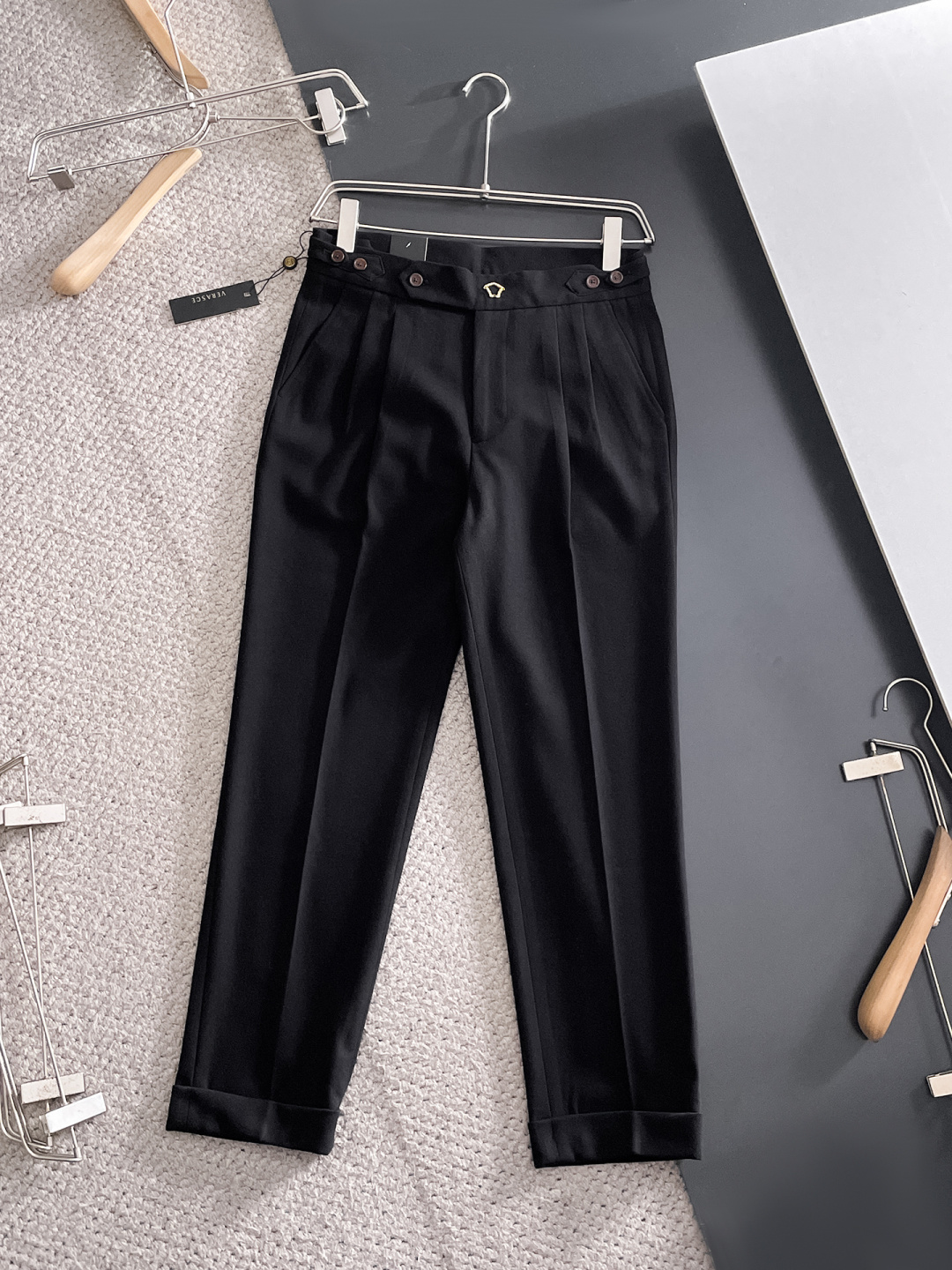 NO:683976,Versace casual pants, trousers 2025SS autumn and winter new style, special fabric for advanced custom pants, customized original hardware, heavy craftsmanship, fine lathe wiring, customized fabric, soft and comfortable, significant texture, exquisite accessories, great upper body effect, complete three standards, standard size 29-36, no 35,,versace,19860909范思哲 休闲裤 西裤2025SS秋冬新款 高级定制裤子专用面料 定制原版五金 重工工艺打造 车工走线精细 定制面料 柔软舒适 质感显著 辅料精美 上身效果超赞 三标齐全 标准尺码29-36,无35,,versace,,Men's clothing