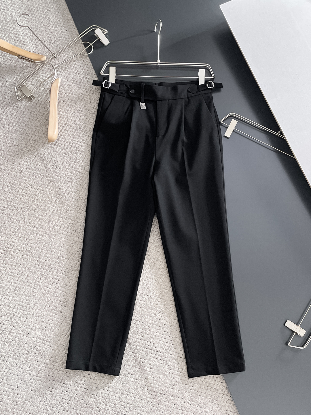 NO:685735,DG Casual Pants, Western Pants 2025SS Autumn and Winter New Style, Special Fabric for Advanced Custom Pants, Customized Original Hardware, Heavy Craftsmanship, Fine Turning, Customized Fabric, Soft and Comfortable, Remarkable Texture, Exquisite Accessories, Excellent Upper Body Effect, Complete Three Standards, Standard Sizes 29-38, No 35,,19860909DG 休闲裤 西裤2025SS秋冬新款 高级定制裤子专用面料 定制原版五金 重工工艺打造 车工走线精细 定制面料 柔软舒适 质感显著 辅料精美 上身效果超赞 三标齐全 标准尺码29-38,无35,,,Men's clothing