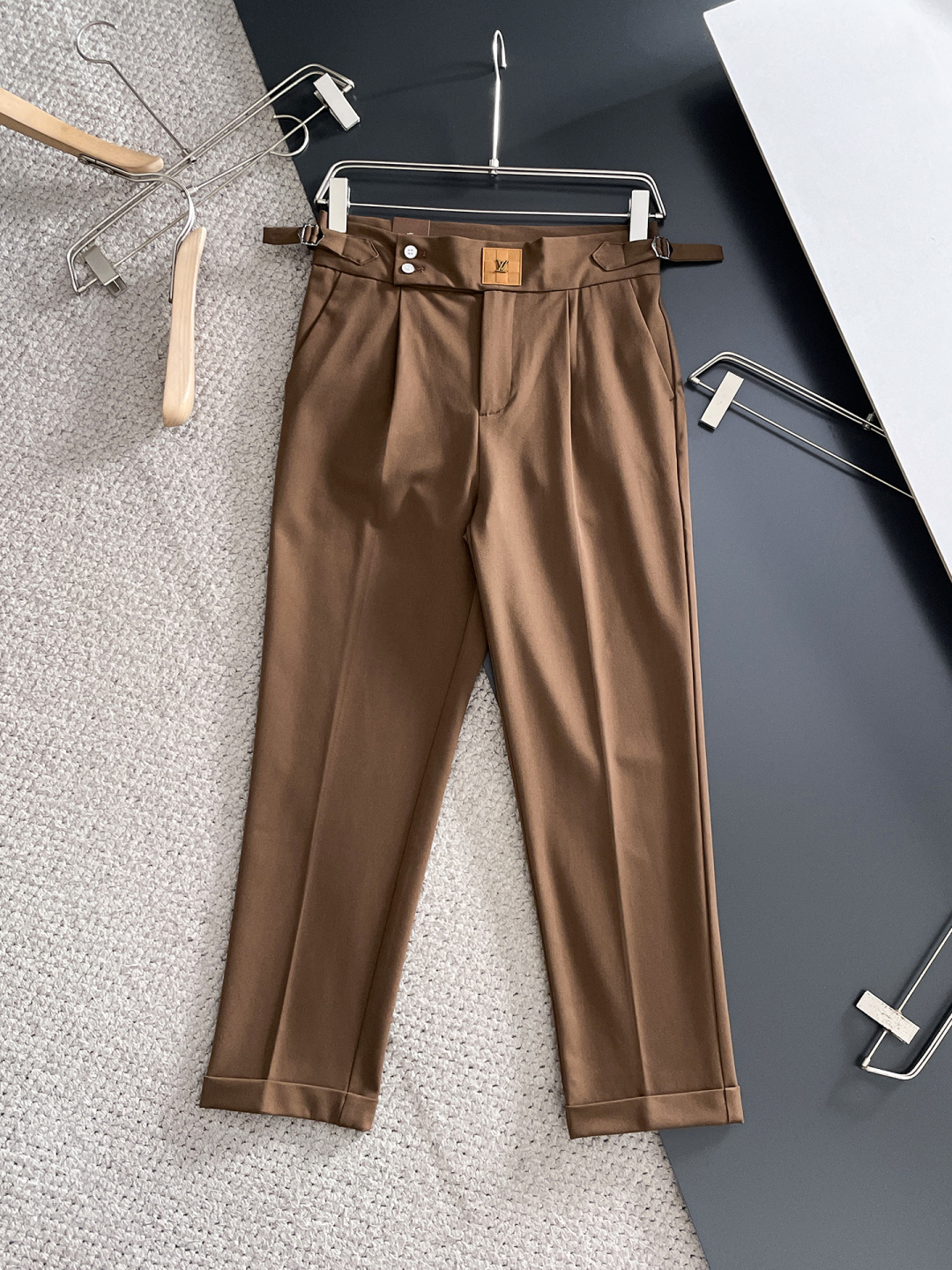 NO:685740,LV casual pants, trousers 2025SS autumn and winter new style, special fabric for advanced custom pants, customized original hardware, heavy craftsmanship, fine turning and routing, customized fabric, soft and comfortable, significant texture, exquisite accessories, excellent upper body effect, complete three standards, standard size 29-38, no 35,, louis vuitton,19860909LV 休闲裤 西裤2025SS秋冬新款 高级定制裤子专用面料 定制原版五金 重工工艺打造 车工走线精细 定制面料 柔软舒适 质感显著 辅料精美 上身效果超赞 三标齐全 标准尺码29-38,无35,,louis vuitton,,Men's clothing