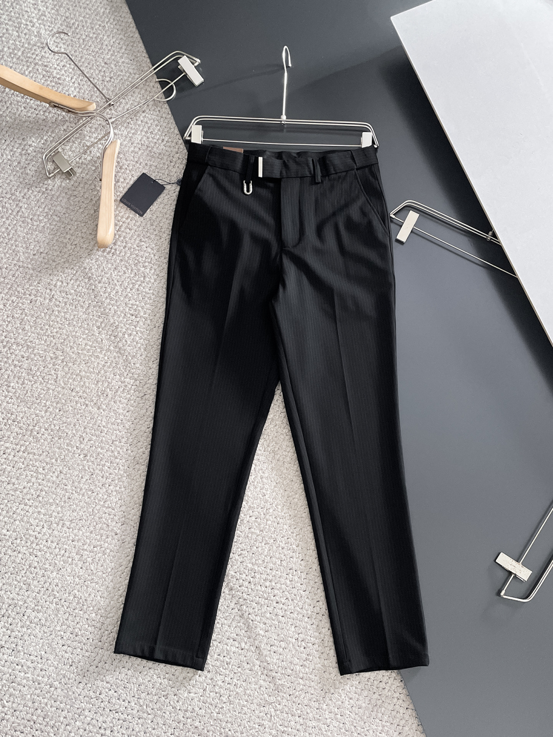 NO:685732,LV casual pants, trousers 2025SS autumn and winter new style, special fabric for advanced custom pants, customized original hardware, heavy craftsmanship, fine turning and routing, customized fabric, soft and comfortable, significant texture, exquisite accessories, excellent upper body effect, complete three standards, standard size 29-38, no 35,, louis vuitton,19860909LV 休闲裤 西裤2025SS秋冬新款 高级定制裤子专用面料 定制原版五金 重工工艺打造 车工走线精细 定制面料 柔软舒适 质感显著 辅料精美 上身效果超赞 三标齐全 标准尺码29-38,无35,,louis vuitton,,Men's clothing