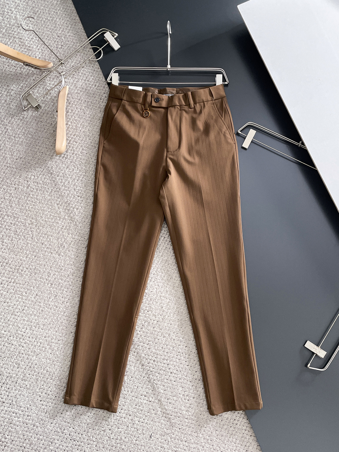 NO:685756,GUCCI Gucci casual pants and trousers 2025SS autumn and winter new style, special fabric for advanced custom pants, customized original hardware, heavy craftsmanship, fine turning and routing, customized fabric, soft and comfortable, significant texture, exquisite accessories, great upper body effect, complete three standards, standard size 29-38, no 35,,gucci,19860909GUCCI 古奇 休闲裤 西裤2025SS秋冬新款 高级定制裤子专用面料 定制原版五金 重工工艺打造 车工走线精细 定制面料 柔软舒适 质感显著 辅料精美 上身效果超赞 三标齐全 标准尺码29-38,无35,,gucci,,Men's clothing