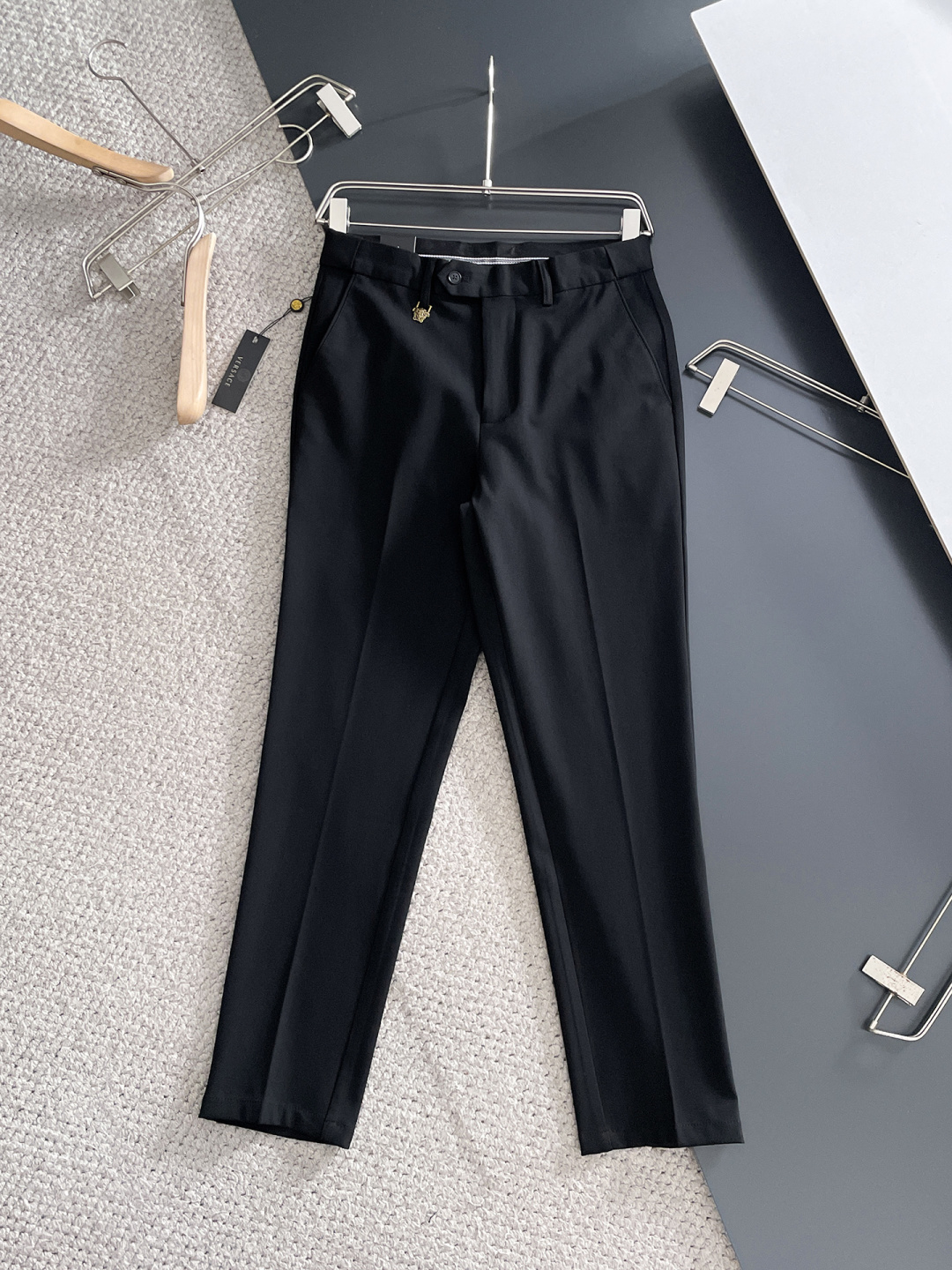 NO:685759,Versace casual pants, trousers 2025SS autumn and winter new style, special fabric for advanced custom pants, customized original hardware, heavy craftsmanship, fine lathe wiring, customized fabric, soft and comfortable, significant texture, exquisite accessories, great upper body effect, complete three standards, standard size 29-38, no 35,,versace,19860909范思哲 休闲裤 西裤2025SS秋冬新款 高级定制裤子专用面料 定制原版五金 重工工艺打造 车工走线精细 定制面料 柔软舒适 质感显著 辅料精美 上身效果超赞 三标齐全 标准尺码29-38,无35,,versace,,Men's clothing