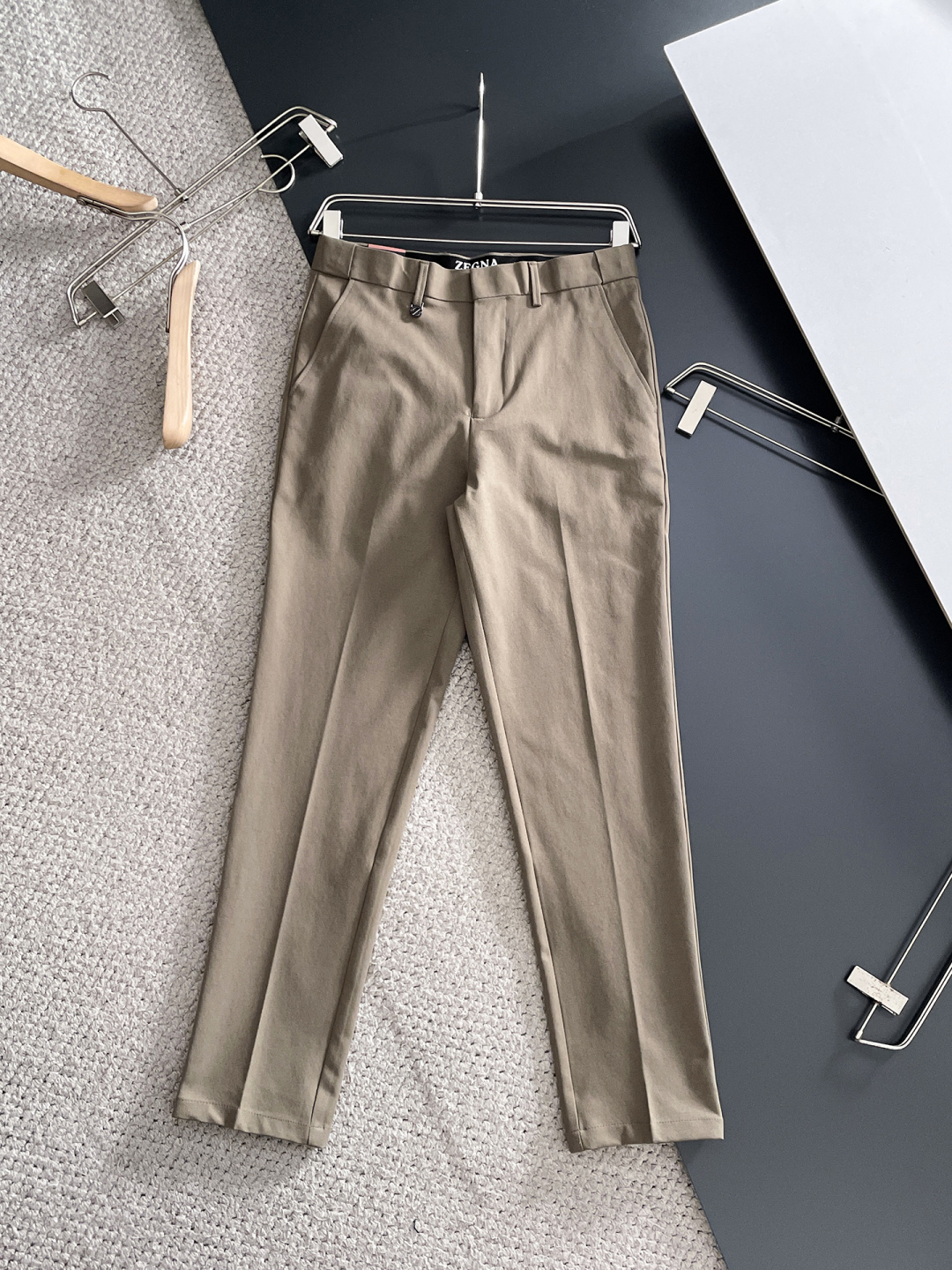 NO:685764,Zegna casual pants, trousers 2025SS autumn and winter new style, special fabric for advanced custom pants, customized original hardware, heavy craftsmanship, fine lathe routing, customized fabrics, soft and comfortable, significant texture, exquisite accessories, great upper body effect, complete three standards, standard size 29-38, no 35,,zegna,19860909杰尼亚 休闲裤 西裤2025SS秋冬新款 高级定制裤子专用面料 定制原版五金 重工工艺打造 车工走线精细 定制面料 柔软舒适 质感显著 辅料精美 上身效果超赞 三标齐全 标准尺码29-38,无35,,zegna,,Men's clothing