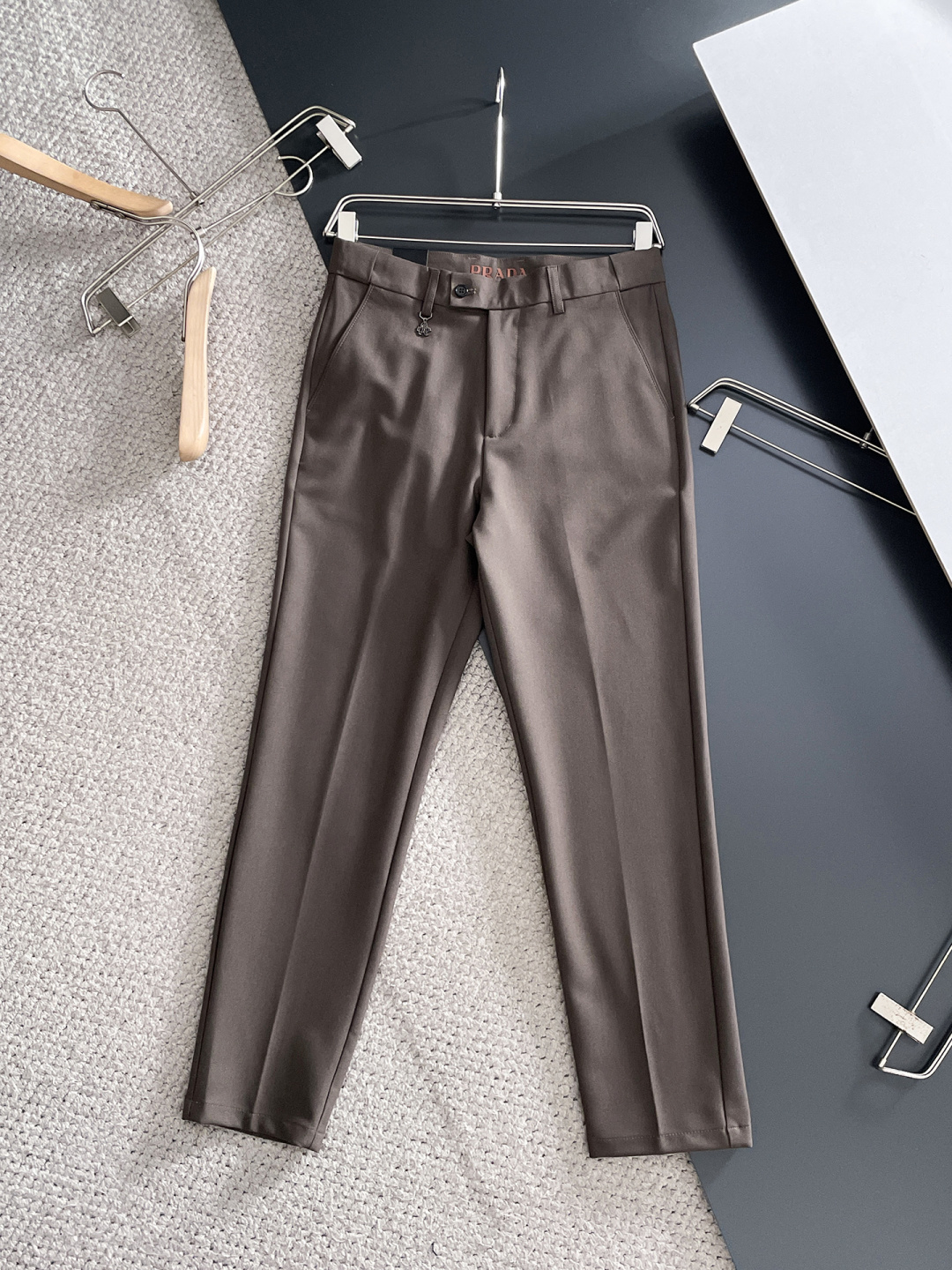 NO:685766,PRADA Casual pants, trousers 2025SS autumn and winter new style, special fabric for advanced custom pants, customized original hardware, heavy craftsmanship, fine turning and routing, customized fabric, soft and comfortable, significant texture, exquisite accessories, great upper body effect, complete three standards, standard size 29-38, no 35,, prada, prada,19860909PRADA 普拉达 休闲裤 西裤2025SS秋冬新款 高级定制裤子专用面料 定制原版五金 重工工艺打造 车工走线精细 定制面料 柔软舒适 质感显著 辅料精美 上身效果超赞 三标齐全 标准尺码29-38,无35,,prada,prada,,Men's clothing