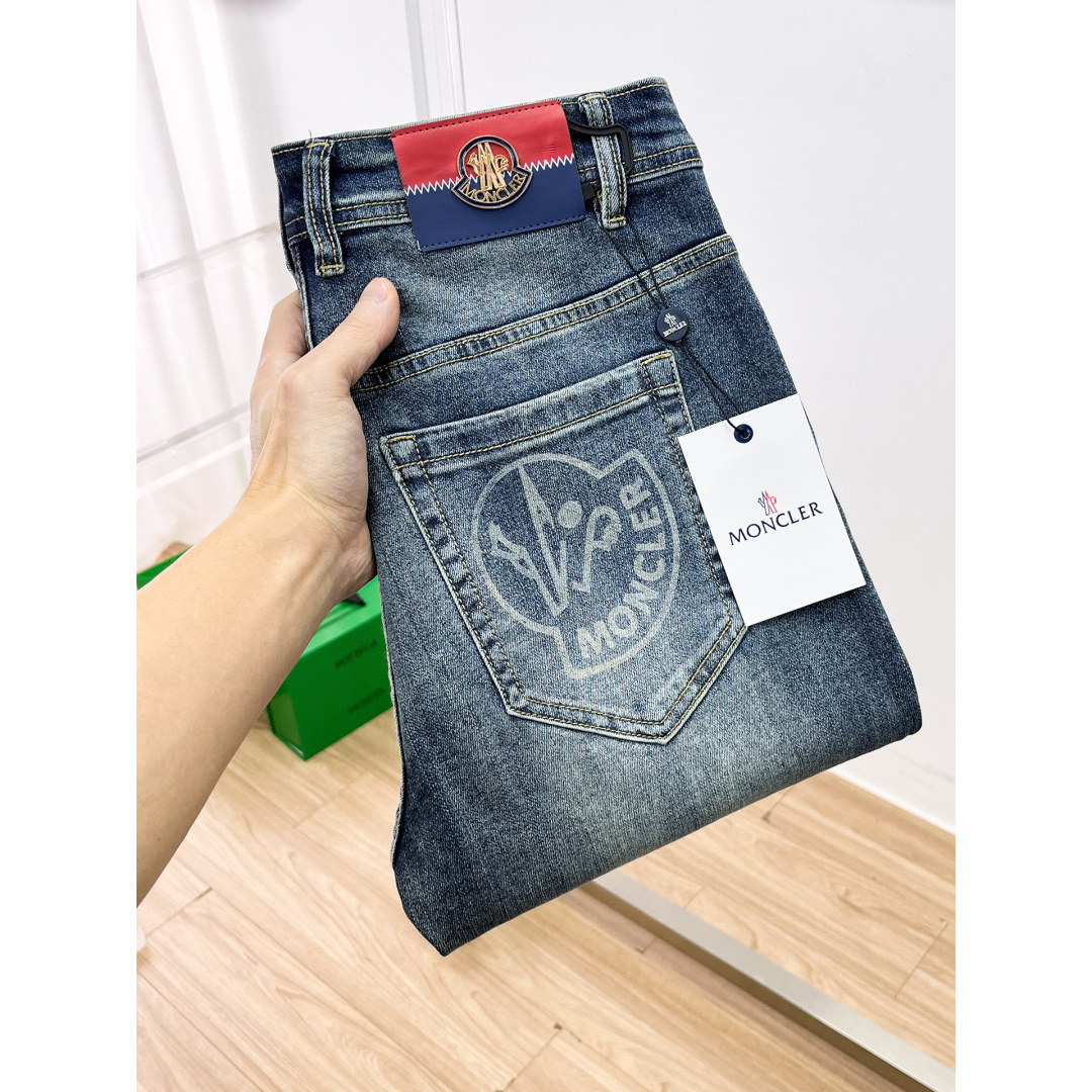 NO:685687,Men's denim jeans, official album and poster outfit!  High-grade imported denim raw color fabrics are supplied to customers, and the pure 13oz denim fabrics from Okayama, Japan are specially selected. Heavy-duty environmentally friendly plant enzyme washing process is used. The texture has a light retro color, which is quite beautiful and is very suitable for autumn and winter color matching. The fabric is soft and delicate after washing, but has strong bones and a slight stretch, providing an excellent comfortable experience. There is no damage from any technological elements throughout the body, retaining the purest tannin color!  The details throughout the body are perfect, exquisite and sophisticated. The latest leather label on the waist highlights the brand's characteristics. The hardware accessories, leather label and wiring all reflect the craftsmanship!  The silhouette is perfectly tailored and has excellent butt lift and slimming effect. It can be easily matched with any top in the wardrobe. It has wide compatibility and is suitable for various daily wear. The upper body is full of style. It is a must-have trousers for those who are obsessed with quality control and 1V!  Size 29-38 (not 35.37),,Moncler,jeans,19860909蒙口 男士丹宁牛仔裤,官宣画册海报穿搭款！ 客供高级进口的丹宁原色面料,特选日本冈山纯正13oz 盎司牛仔布料,重磅环保植物酵素水洗工艺,肌理有着淡淡的复古色彩,相当漂亮,极符合秋冬的配色,面料经过水洗后柔软细腻,但筋骨感极强,且略带弹力,提供了绝佳的舒适体验,通身无任何工艺元素破坏,保留了最纯粹的丹宁本色！通身细节完美如斯,精湛且考究,最新的腰部皮标彰显了品牌特质,五金配件、皮标、走线无不体现出匠心工艺！版型剪裁完美,提臀修身效果绝佳,可轻松横扫衣橱任何的上装搭配,兼容性广泛,满足于日常各种穿搭,上身型款十足,于品质控及1V迷控者必入型裤装！ 尺码29—38（没35.37）,,Moncler,jeans,,Men's clothing