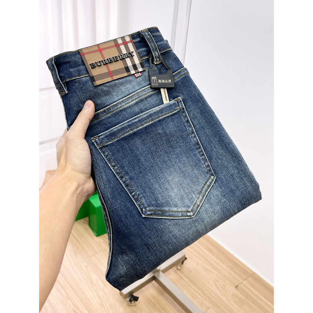 NO:685779,Burberry men's denim jeans, official album and poster outfit style!  High-grade imported denim raw color fabrics are supplied to customers, and the pure 13oz denim fabrics from Okayama, Japan are specially selected. Heavy-duty environmentally friendly plant enzyme washing process is used. The texture has a light retro color, which is quite beautiful and is very suitable for autumn and winter color matching. The fabric is soft and delicate after washing, but has strong bones and a slight stretch, providing an excellent comfortable experience. There is no damage from any technological elements throughout the body, retaining the purest tannin color!  The details throughout the body are perfect, exquisite and sophisticated. The latest leather label on the waist highlights the brand's characteristics. The hardware accessories, leather label and wiring all reflect the craftsmanship!  The silhouette is perfectly tailored and has excellent butt lift and slimming effect. It can be easily matched with any top in the wardrobe. It has wide compatibility and is suitable for various daily wear. The upper body is full of style. It is a must-have trousers for those who are obsessed with quality control and 1V!  Size 29-38 (not 35.37),,burberry,burberry,jeans,19860909Burberry 巴宝莉 男士丹宁牛仔裤,官宣画册海报穿搭款！ 客供高级进口的丹宁原色面料,特选日本冈山纯正13oz 盎司牛仔布料,重磅环保植物酵素水洗工艺,肌理有着淡淡的复古色彩,相当漂亮,极符合秋冬的配色,面料经过水洗后柔软细腻,但筋骨感极强,且略带弹力,提供了绝佳的舒适体验,通身无任何工艺元素破坏,保留了最纯粹的丹宁本色！通身细节完美如斯,精湛且考究,最新的腰部皮标彰显了品牌特质,五金配件、皮标、走线无不体现出匠心工艺！版型剪裁完美,提臀修身效果绝佳,可轻松横扫衣橱任何的上装搭配,兼容性广泛,满足于日常各种穿搭,上身型款十足,于品质控及1V迷控者必入型裤装！ 尺码29—38（没35.37）,,burberry,burberry,jeans,,Men's clothing