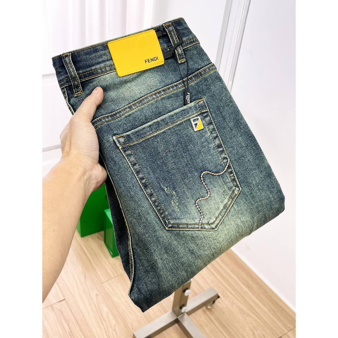 NO:685781,FENDI Fendi Men's Denim Jeans, Official Announcement Album and Poster Style!  High-grade imported denim raw color fabrics are supplied to customers, and the pure 13oz denim fabrics from Okayama, Japan are specially selected. Heavy-duty environmentally friendly plant enzyme washing process is used. The texture has a light retro color, which is quite beautiful and is very suitable for autumn and winter color matching. The fabric is soft and delicate after washing, but has strong bones and a slight stretch, providing an excellent comfortable experience. There is no damage from any technological elements throughout the body, retaining the purest tannin color!  The details throughout the body are perfect, exquisite and sophisticated. The latest leather label on the waist highlights the brand's characteristics. The hardware accessories, leather label and wiring all reflect the craftsmanship!  The silhouette is perfectly tailored and has excellent butt lift and slimming effect. It can be easily matched with any top in the wardrobe. It has wide compatibility and is suitable for various daily wear. The upper body is full of style. It is a must-have trousers for those who are obsessed with quality control and 1V!  Sizes 29-38 (not 35.37),,fendi,fendi,jeans,19860909FENDI 芬迪 男士丹宁牛仔裤,官宣画册海报穿搭款！ 客供高级进口的丹宁原色面料,特选日本冈山纯正13oz 盎司牛仔布料,重磅环保植物酵素水洗工艺,肌理有着淡淡的复古色彩,相当漂亮,极符合秋冬的配色,面料经过水洗后柔软细腻,但筋骨感极强,且略带弹力,提供了绝佳的舒适体验,通身无任何工艺元素破坏,保留了最纯粹的丹宁本色！通身细节完美如斯,精湛且考究,最新的腰部皮标彰显了品牌特质,五金配件、皮标、走线无不体现出匠心工艺！版型剪裁完美,提臀修身效果绝佳,可轻松横扫衣橱任何的上装搭配,兼容性广泛,满足于日常各种穿搭,上身型款十足,于品质控及1V迷控者必入型裤装！ 尺码29—38（没35.37）,,fendi,fendi,jeans,,Men's clothing