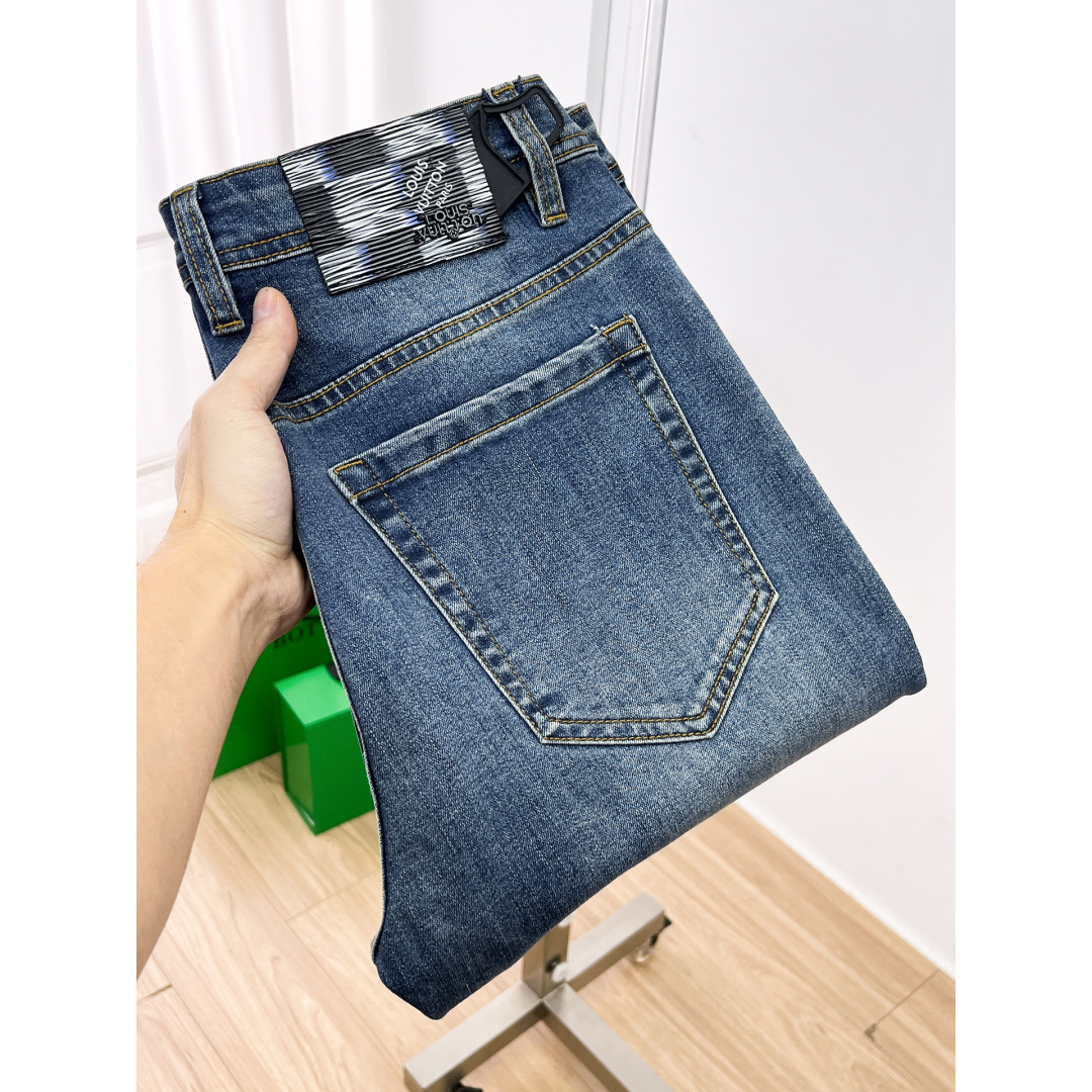 NO:685787,LV men's denim jeans, official album and poster outfit style!  High-grade imported denim raw color fabrics are supplied to customers, and the pure 13oz denim fabrics from Okayama, Japan are specially selected. Heavy-duty environmentally friendly plant enzyme washing process is used. The texture has a light retro color, which is quite beautiful and is very suitable for autumn and winter color matching. The fabric is soft and delicate after washing, but has strong bones and a slight stretch, providing an excellent comfortable experience. There is no damage from any technological elements throughout the body, retaining the purest tannin color!  The details throughout the body are perfect, exquisite and sophisticated. The latest leather label on the waist highlights the brand's characteristics. The hardware accessories, leather label and wiring all reflect the craftsmanship!  The silhouette is perfectly tailored and has excellent butt lift and slimming effect. It can be easily matched with any top in the wardrobe. It has wide compatibility and is suitable for various daily wear. The upper body is full of style. It is a must-have trousers for those who are obsessed with quality control and 1V!  Size 29-38 (not 35.37),,louis vuitton,jeans,19860909LV 男士丹宁牛仔裤,官宣画册海报穿搭款！ 客供高级进口的丹宁原色面料,特选日本冈山纯正13oz 盎司牛仔布料,重磅环保植物酵素水洗工艺,肌理有着淡淡的复古色彩,相当漂亮,极符合秋冬的配色,面料经过水洗后柔软细腻,但筋骨感极强,且略带弹力,提供了绝佳的舒适体验,通身无任何工艺元素破坏,保留了最纯粹的丹宁本色！通身细节完美如斯,精湛且考究,最新的腰部皮标彰显了品牌特质,五金配件、皮标、走线无不体现出匠心工艺！版型剪裁完美,提臀修身效果绝佳,可轻松横扫衣橱任何的上装搭配,兼容性广泛,满足于日常各种穿搭,上身型款十足,于品质控及1V迷控者必入型裤装！ 尺码29—38（没35.37）,,louis vuitton,jeans,,Men's clothing