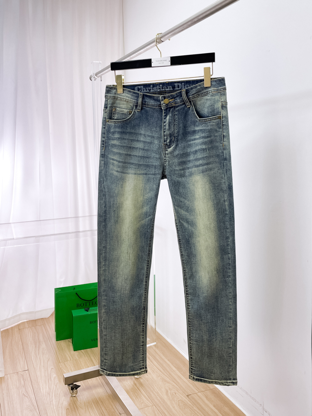 NO:685792,Dior men's denim jeans, official album and poster style!  High-grade imported denim raw color fabrics are supplied to customers, and the pure 13oz denim fabrics from Okayama, Japan are specially selected. Heavy-duty environmentally friendly plant enzyme washing process is used. The texture has a light retro color, which is quite beautiful and is very suitable for autumn and winter color matching. The fabric is soft and delicate after washing, but has strong bones and a slight stretch, providing an excellent comfortable experience. There is no damage from any technological elements throughout the body, retaining the purest tannin color!  The details throughout the body are perfect, exquisite and sophisticated. The latest leather label on the waist highlights the brand's characteristics. The hardware accessories, leather label and wiring all reflect the craftsmanship!  The silhouette is perfectly tailored and has excellent butt lift and slimming effect. It can be easily matched with any top in the wardrobe. It has wide compatibility and is suitable for various daily wear. The upper body is full of style. It is a must-have trousers for those who are obsessed with quality control and 1V!  Size 29-38 (not 35.37), dior, dior, jeans,19860909Dior 迪奥 男士丹宁牛仔裤,官宣画册海报穿搭款！ 客供高级进口的丹宁原色面料,特选日本冈山纯正13oz 盎司牛仔布料,重磅环保植物酵素水洗工艺,肌理有着淡淡的复古色彩,相当漂亮,极符合秋冬的配色,面料经过水洗后柔软细腻,但筋骨感极强,且略带弹力,提供了绝佳的舒适体验,通身无任何工艺元素破坏,保留了最纯粹的丹宁本色！通身细节完美如斯,精湛且考究,最新的腰部皮标彰显了品牌特质,五金配件、皮标、走线无不体现出匠心工艺！版型剪裁完美,提臀修身效果绝佳,可轻松横扫衣橱任何的上装搭配,兼容性广泛,满足于日常各种穿搭,上身型款十足,于品质控及1V迷控者必入型裤装！ 尺码29—38（没35.37）,,dior,dior,jeans,,Men's clothing