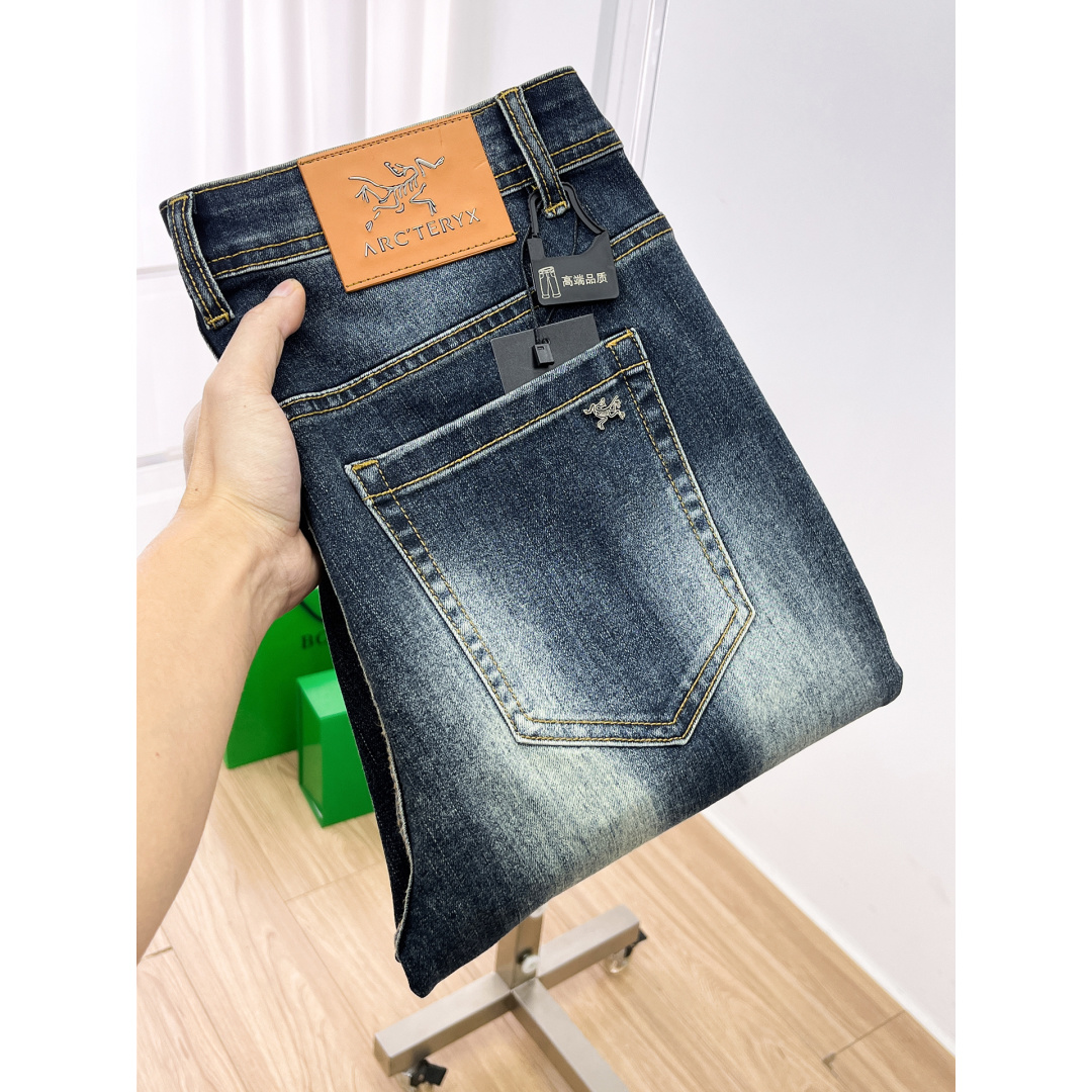NO:685796,Arc'teryx men's denim jeans, official album and poster wear style!  High-grade imported denim raw color fabrics are supplied to customers, and the pure 13oz denim fabrics from Okayama, Japan are specially selected. Heavy-duty environmentally friendly plant enzyme washing process is used. The texture has a light retro color, which is quite beautiful and is very suitable for autumn and winter color matching. The fabric is soft and delicate after washing, but has strong bones and a slight stretch, providing an excellent comfortable experience. There is no damage from any technological elements throughout the body, retaining the purest tannin color!  The details throughout the body are perfect, exquisite and sophisticated. The latest leather label on the waist highlights the b19860909始祖鸟 男士丹宁牛仔裤,官宣画册海报穿搭款！ 客供高级进口的丹宁原色面料,特选日本冈山纯正13oz 盎司牛仔布料,重磅环保植物酵素水洗工艺,肌理有着淡淡的复古色彩,相当漂亮,极符合秋冬的配色,面料经过水洗后柔软细腻,但筋骨感极强,且略带弹力,提供了绝佳的舒适体验,通身无任何工艺元素破坏,保留了最纯粹的丹宁本色！通身细节完美如斯,精湛且考究,最新的腰部皮标彰显了品牌特质,五金配件、皮标、走线无不体现出匠心工艺！版型剪裁完美,提臀修身效果绝佳,可轻松横扫衣橱任何的上装搭配,兼容性广泛,满足于日常各种穿搭,上身型款十足,于品质控及1V迷控者必入型裤装！ 尺码29—38（没35.37）,arc'teryx,jeans,,Men's clothing