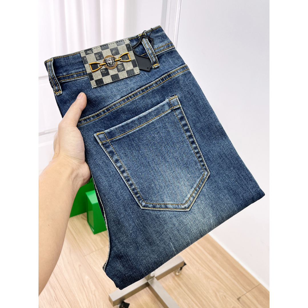 NO:685799,Versace men's denim jeans, official album and poster outfit style!  High-grade imported denim raw color fabrics are supplied to customers, and the pure 13oz denim fabrics from Okayama, Japan are specially selected. Heavy-duty environmentally friendly plant enzyme washing process is used. The texture has a light retro color, which is quite beautiful and is very suitable for autumn and winter color matching. The fabric is soft and delicate after washing, but has strong bones and a slight stretch, providing an excellent comfortable experience. There is no damage from any technological elements throughout the body, retaining the purest tannin color!  The details throughout the body are perfect, exquisite and sophisticated. The latest leather label on the waist highlights the brand's characteristics. The hardware accessories, leather label and wiring all reflect the craftsmanship!  The silhouette is perfectly tailored and has excellent butt lift and slimming effect. It can be easily matched with any top in the wardrobe. It has wide compatibility and is suitable for various daily wear. The upper body is full of style. It is a must-have trousers for those who are obsessed with quality control and 1V!  Sizes 29-38 (not 35.37),,versace,jeans,19860909范思哲 男士丹宁牛仔裤,官宣画册海报穿搭款！ 客供高级进口的丹宁原色面料,特选日本冈山纯正13oz 盎司牛仔布料,重磅环保植物酵素水洗工艺,肌理有着淡淡的复古色彩,相当漂亮,极符合秋冬的配色,面料经过水洗后柔软细腻,但筋骨感极强,且略带弹力,提供了绝佳的舒适体验,通身无任何工艺元素破坏,保留了最纯粹的丹宁本色！通身细节完美如斯,精湛且考究,最新的腰部皮标彰显了品牌特质,五金配件、皮标、走线无不体现出匠心工艺！版型剪裁完美,提臀修身效果绝佳,可轻松横扫衣橱任何的上装搭配,兼容性广泛,满足于日常各种穿搭,上身型款十足,于品质控及1V迷控者必入型裤装！ 尺码29—38（没35.37）,,versace,jeans,,Men's clothing