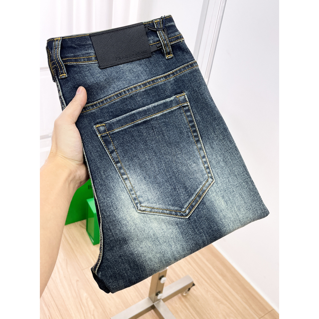 NO:685804,PRADA Men's denim jeans, official album and poster outfit!  High-grade imported denim raw color fabrics are supplied to customers, and the pure 13oz denim fabrics from Okayama, Japan are specially selected. Heavy-duty environmentally friendly plant enzyme washing process is used. The texture has a light retro color, which is quite beautiful and is very suitable for autumn and winter color matching. The fabric is soft and delicate after washing, but has strong bones and a slight stretch, providing an excellent comfortable experience. There is no damage from any technological elements throughout the body, retaining the purest tannin color!  The details throughout the body are perfect, exquisite and sophisticated. The latest leather label on the waist highlights the brand's characteristics. The hardware accessories, leather label and wiring all reflect the craftsmanship!  The silhouette is perfectly tailored and has excellent butt lift and slimming effect. It can be easily matched with any top in the wardrobe. It has wide compatibility and is suitable for various daily wear. The upper body is full of style. It is a must-have trousers for those who are obsessed with quality control and 1V!  Size 29-38 (not 35.37),, prada, prada, jeans,19860909PRADA 普拉达 男士丹宁牛仔裤,官宣画册海报穿搭款！ 客供高级进口的丹宁原色面料,特选日本冈山纯正13oz 盎司牛仔布料,重磅环保植物酵素水洗工艺,肌理有着淡淡的复古色彩,相当漂亮,极符合秋冬的配色,面料经过水洗后柔软细腻,但筋骨感极强,且略带弹力,提供了绝佳的舒适体验,通身无任何工艺元素破坏,保留了最纯粹的丹宁本色！通身细节完美如斯,精湛且考究,最新的腰部皮标彰显了品牌特质,五金配件、皮标、走线无不体现出匠心工艺！版型剪裁完美,提臀修身效果绝佳,可轻松横扫衣橱任何的上装搭配,兼容性广泛,满足于日常各种穿搭,上身型款十足,于品质控及1V迷控者必入型裤装！ 尺码29—38（没35.37）,,prada,prada,jeans,,Men's clothing