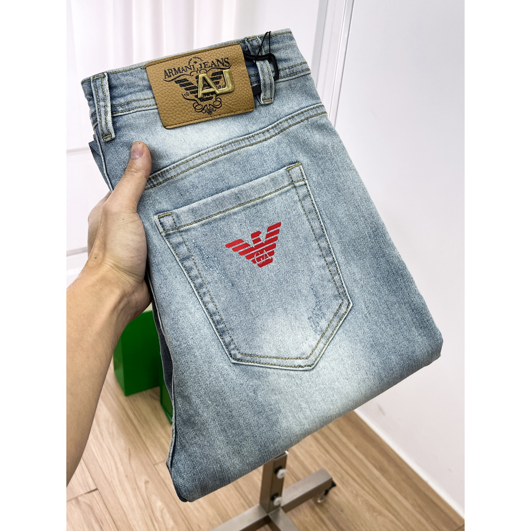 NO:685686,Armani Armani men's denim jeans, official album and poster wear style!  High-grade imported denim raw color fabrics are supplied to customers, and the pure 13oz denim fabrics from Okayama, Japan are specially selected. Heavy-duty environmentally friendly plant enzyme washing process is used. The texture has a light retro color, which is quite beautiful and is very suitable for autumn and winter color matching. The fabric is soft and delicate after washing, but has strong bones and a slight stretch, providing an excellent comfortable experience. There is no damage from any technological elements throughout the body, retaining the purest tannin color!  The details throughout the body are perfect, exquisite and sophisticated. The latest leather label on the waist highlights the brand's characteristics. The hardware accessories, leather label and wiring all reflect the craftsmanship!  The silhouette is perfectly tailored and has excellent butt lift and slimming effect. It can be easily matched with any top in the wardrobe. It has wide compatibility and is suitable for various daily wear. The upper body is full of style. It is a must-have trousers for those who are obsessed with quality control and 1V!  Size 29-38 (not 35.37),,armani,armani,jeans,19860909Armani 阿玛尼 男士丹宁牛仔裤,官宣画册海报穿搭款！ 客供高级进口的丹宁原色面料,特选日本冈山纯正13oz 盎司牛仔布料,重磅环保植物酵素水洗工艺,肌理有着淡淡的复古色彩,相当漂亮,极符合秋冬的配色,面料经过水洗后柔软细腻,但筋骨感极强,且略带弹力,提供了绝佳的舒适体验,通身无任何工艺元素破坏,保留了最纯粹的丹宁本色！通身细节完美如斯,精湛且考究,最新的腰部皮标彰显了品牌特质,五金配件、皮标、走线无不体现出匠心工艺！版型剪裁完美,提臀修身效果绝佳,可轻松横扫衣橱任何的上装搭配,兼容性广泛,满足于日常各种穿搭,上身型款十足,于品质控及1V迷控者必入型裤装！ 尺码29—38（没35.37）,,armani,armani,jeans,,Men's clothing