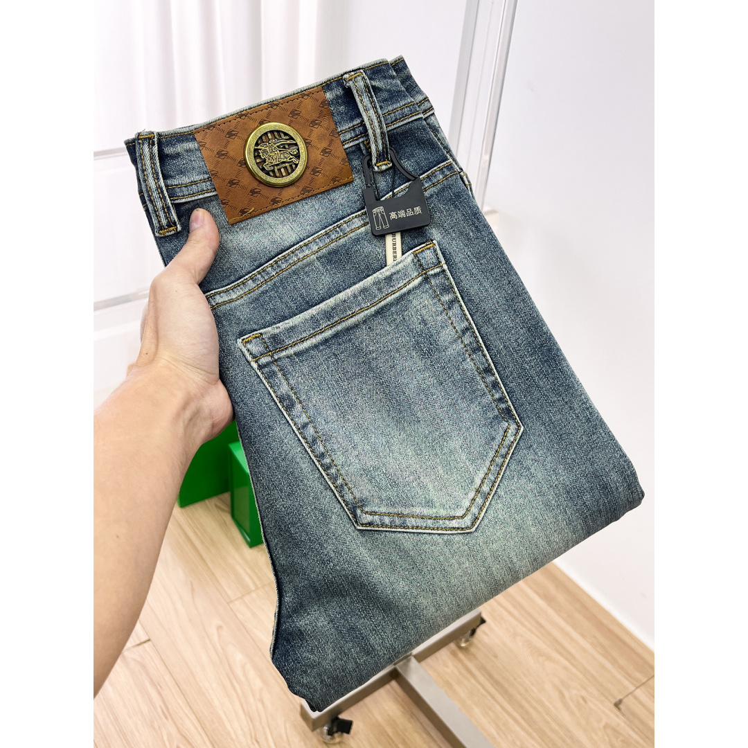 NO:685690,Burberry men's denim jeans, official album and poster outfit style!  High-grade imported denim raw color fabrics are supplied to customers, and the pure 13oz denim fabrics from Okayama, Japan are specially selected. Heavy-duty environmentally friendly plant enzyme washing process is used. The texture has a light retro color, which is quite beautiful and is very suitable for autumn and winter color matching. The fabric is soft and delicate after washing, but has strong bones and a slight stretch, providing an excellent comfortable experience. There is no damage from any technological elements throughout the body, retaining the purest tannin color!  The details throughout the body are perfect, exquisite and sophisticated. The latest leather label on the waist highlights the brand's characteristics. The hardware accessories, leather label and wiring all reflect the craftsmanship!  The silhouette is perfectly tailored and has excellent butt lift and slimming effect. It can be easily matched with any top in the wardrobe. It has wide compatibility and is suitable for various daily wear. The upper body is full of style. It is a must-have trousers for those who are obsessed with quality control and 1V!  Size 29-38 (not 35.37),,burberry,burberry,jeans,19860909Burberry 巴宝莉 男士丹宁牛仔裤,官宣画册海报穿搭款！ 客供高级进口的丹宁原色面料,特选日本冈山纯正13oz 盎司牛仔布料,重磅环保植物酵素水洗工艺,肌理有着淡淡的复古色彩,相当漂亮,极符合秋冬的配色,面料经过水洗后柔软细腻,但筋骨感极强,且略带弹力,提供了绝佳的舒适体验,通身无任何工艺元素破坏,保留了最纯粹的丹宁本色！通身细节完美如斯,精湛且考究,最新的腰部皮标彰显了品牌特质,五金配件、皮标、走线无不体现出匠心工艺！版型剪裁完美,提臀修身效果绝佳,可轻松横扫衣橱任何的上装搭配,兼容性广泛,满足于日常各种穿搭,上身型款十足,于品质控及1V迷控者必入型裤装！ 尺码29—38（没35.37）,,burberry,burberry,jeans,,Men's clothing