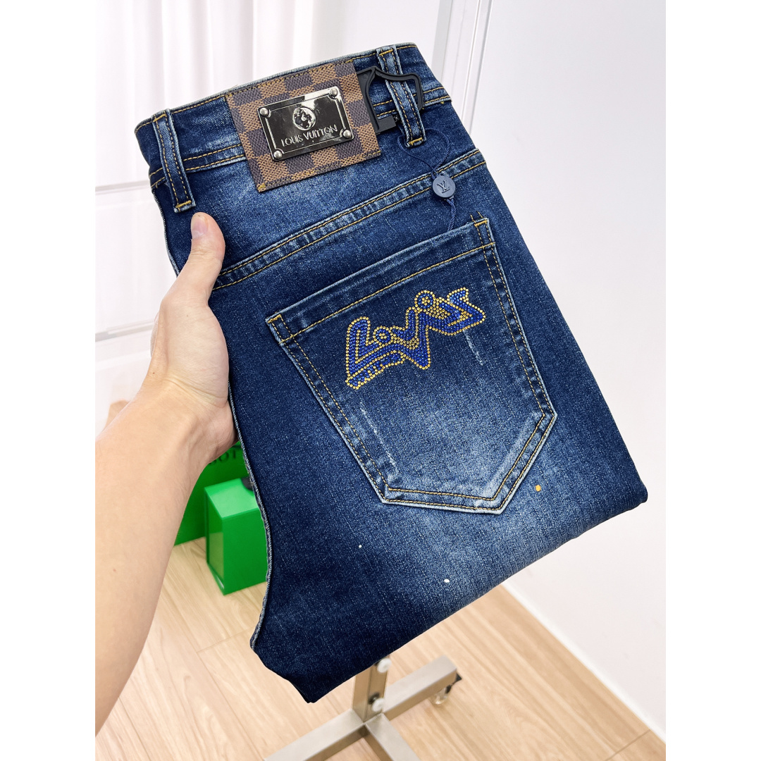 NO:691152,LV men's denim jeans, official album and poster outfit style!  High-grade imported denim raw color fabrics are supplied to customers, and the pure 13oz denim fabrics from Okayama, Japan are specially selected. Heavy-duty environmentally friendly plant enzyme washing process is used. The texture has a light retro color, which is quite beautiful and is very suitable for autumn and winter color matching. The fabric is soft and delicate after washing, but has strong bones and a slight stretch, providing an excellent comfortable experience. There is no damage from any technological elements throughout the body, retaining the purest tannin color!  The details throughout the body are perfect, exquisite and sophisticated. The latest leather label on the waist highlights the brand's characteristics. The hardware accessories, leather label and wiring all reflect the craftsmanship!  The silhouette is perfectly tailored and has excellent butt lift and slimming effect. It can be easily matched with any top in the wardrobe. It has wide compatibility and is suitable for various daily wear. The upper body is full of style. It is a must-have trousers for those who are obsessed with quality control and 1V!  Size 29-38 (not 35.37),,louis vuitton,jeans,19860909LV 男士丹宁牛仔裤,官宣画册海报穿搭款！ 客供高级进口的丹宁原色面料,特选日本冈山纯正13oz 盎司牛仔布料,重磅环保植物酵素水洗工艺,肌理有着淡淡的复古色彩,相当漂亮,极符合秋冬的配色,面料经过水洗后柔软细腻,但筋骨感极强,且略带弹力,提供了绝佳的舒适体验,通身无任何工艺元素破坏,保留了最纯粹的丹宁本色！通身细节完美如斯,精湛且考究,最新的腰部皮标彰显了品牌特质,五金配件、皮标、走线无不体现出匠心工艺！版型剪裁完美,提臀修身效果绝佳,可轻松横扫衣橱任何的上装搭配,兼容性广泛,满足于日常各种穿搭,上身型款十足,于品质控及1V迷控者必入型裤装！ 尺码29—38（没35.37）,,louis vuitton,jeans,,Men's clothing