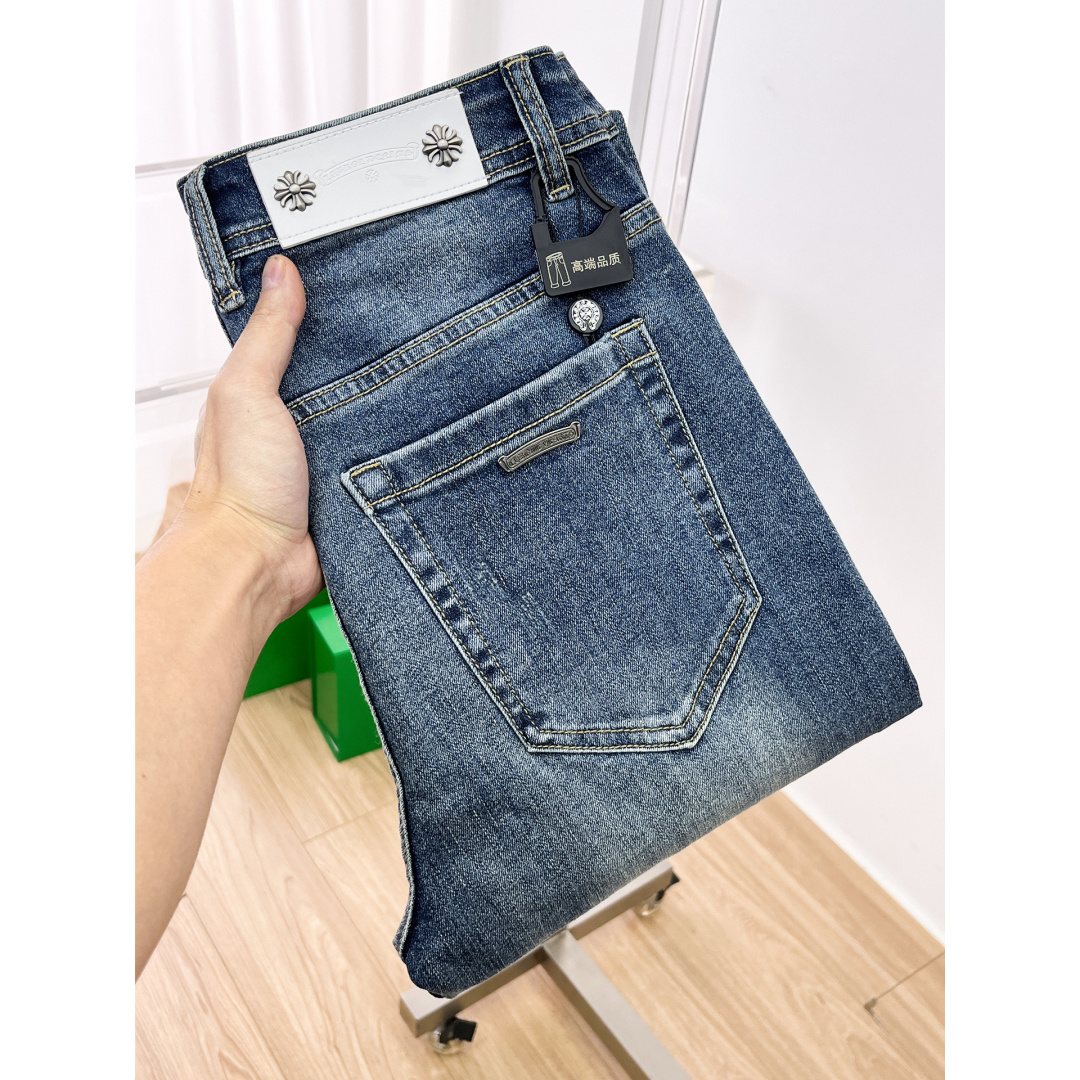 NO:691129,Croxin men's denim jeans, official album and poster wear style!  High-grade imported denim raw color fabrics are supplied to customers, and the pure 13oz denim fabrics from Okayama, Japan are specially selected. Heavy-duty environmentally friendly plant enzyme washing process is used. The texture has a light retro color, which is quite beautiful and is very suitable for autumn and winter color matching. The fabric is soft and delicate after washing, but has strong bones and a slight stretch, providing an excellent comfortable experience. There is no damage from any technological elements throughout the body, retaining the purest tannin color!  The details throughout the body are perfect, exquisite and sophisticated. The latest leather label on the waist highlights the brand's characteristics. The hardware accessories, leather label and wiring all reflect the craftsmanship!  The silhouette is perfectly tailored and has excellent butt lift and slimming effect. It can be easily matched with any top in the wardrobe. It has wide compatibility and is suitable for various daily wear. The upper body is full of style. It is a must-have trousers for those who are obsessed with quality control and 1V!  Sizes 29-38 (not 35.37),,chrome hearts,jeans,19860909克罗心 男士丹宁牛仔裤,官宣画册海报穿搭款！ 客供高级进口的丹宁原色面料,特选日本冈山纯正13oz 盎司牛仔布料,重磅环保植物酵素水洗工艺,肌理有着淡淡的复古色彩,相当漂亮,极符合秋冬的配色,面料经过水洗后柔软细腻,但筋骨感极强,且略带弹力,提供了绝佳的舒适体验,通身无任何工艺元素破坏,保留了最纯粹的丹宁本色！通身细节完美如斯,精湛且考究,最新的腰部皮标彰显了品牌特质,五金配件、皮标、走线无不体现出匠心工艺！版型剪裁完美,提臀修身效果绝佳,可轻松横扫衣橱任何的上装搭配,兼容性广泛,满足于日常各种穿搭,上身型款十足,于品质控及1V迷控者必入型裤装！ 尺码29—38（没35.37）,,chrome hearts,jeans,,Men's clothing