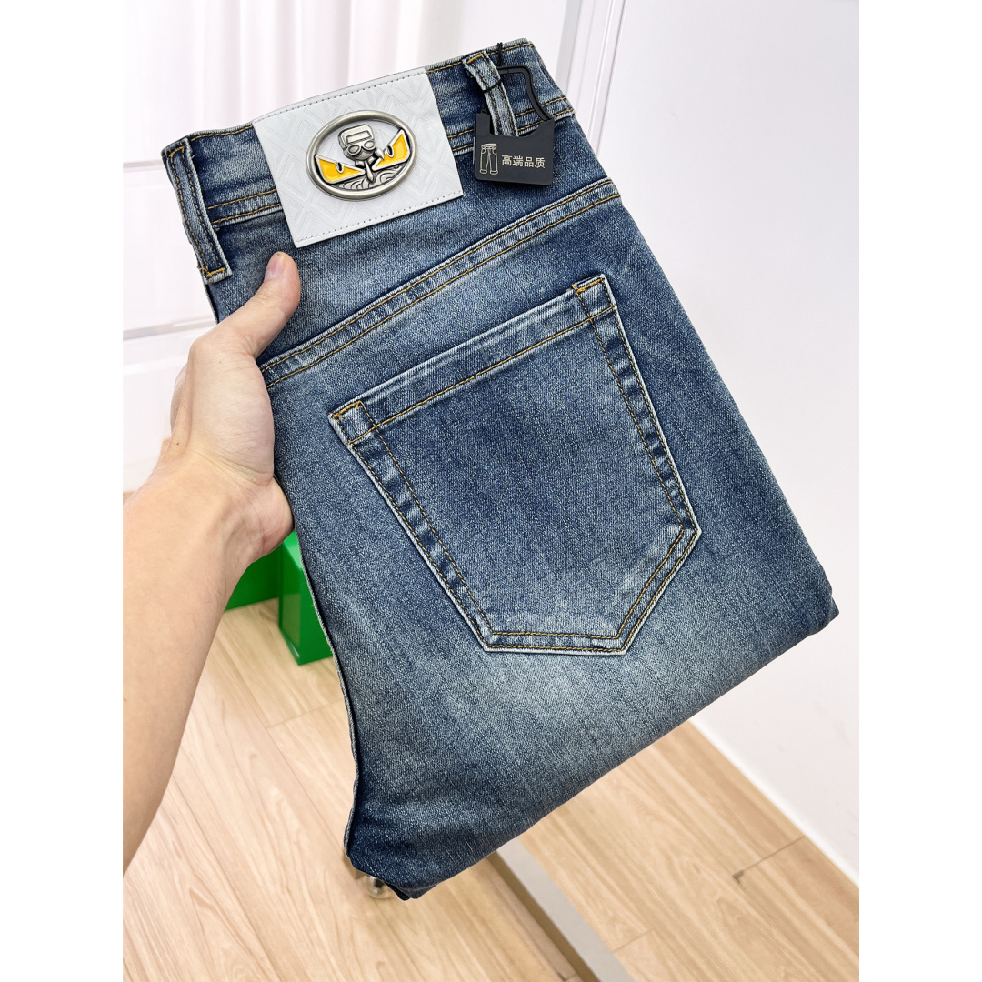 NO:691130,FENDI Fendi Men's Denim Jeans, Official Announcement Album and Poster Style!  High-grade imported denim raw color fabrics are supplied to customers, and the pure 13oz denim fabrics from Okayama, Japan are specially selected. Heavy-duty environmentally friendly plant enzyme washing process is used. The texture has a light retro color, which is quite beautiful and is very suitable for autumn and winter color matching. The fabric is soft and delicate after washing, but has strong bones and a slight stretch, providing an excellent comfortable experience. There is no damage from any technological elements throughout the body, retaining the purest tannin color!  The details throughout the body are perfect, exquisite and sophisticated. The latest leather label on the waist highlights the brand's characteristics. The hardware accessories, leather label and wiring all reflect the craftsmanship!  The silhouette is perfectly tailored and has excellent butt lift and slimming effect. It can be easily matched with any top in the wardrobe. It has wide compatibility and is suitable for various daily wear. The upper body is full of style. It is a must-have trousers for those who are obsessed with quality control and 1V!  Sizes 29-38 (not 35.37),,fendi,fendi,jeans,19860909FENDI 芬迪 男士丹宁牛仔裤,官宣画册海报穿搭款！ 客供高级进口的丹宁原色面料,特选日本冈山纯正13oz 盎司牛仔布料,重磅环保植物酵素水洗工艺,肌理有着淡淡的复古色彩,相当漂亮,极符合秋冬的配色,面料经过水洗后柔软细腻,但筋骨感极强,且略带弹力,提供了绝佳的舒适体验,通身无任何工艺元素破坏,保留了最纯粹的丹宁本色！通身细节完美如斯,精湛且考究,最新的腰部皮标彰显了品牌特质,五金配件、皮标、走线无不体现出匠心工艺！版型剪裁完美,提臀修身效果绝佳,可轻松横扫衣橱任何的上装搭配,兼容性广泛,满足于日常各种穿搭,上身型款十足,于品质控及1V迷控者必入型裤装！ 尺码29—38（没35.37）,,fendi,fendi,jeans,,Men's clothing