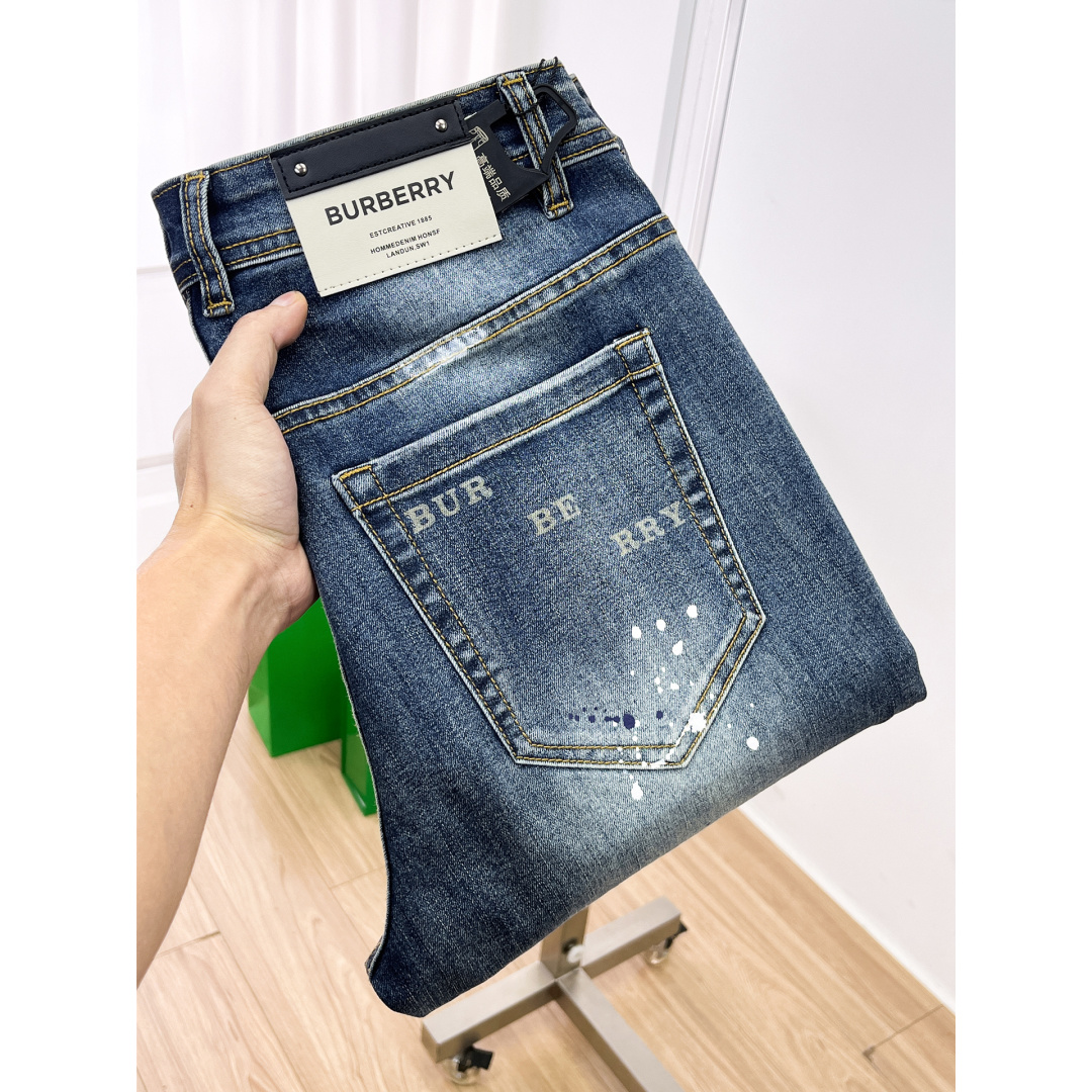 NO:691151,Burberry men's denim jeans, official album and poster outfit style!  High-grade imported denim raw color fabrics are supplied to customers, and the pure 13oz denim fabrics from Okayama, Japan are specially selected. Heavy-duty environmentally friendly plant enzyme washing process is used. The texture has a light retro color, which is quite beautiful and is very suitable for autumn and winter color matching. The fabric is soft and delicate after washing, but has strong bones and a slight stretch, providing an excellent comfortable experience. There is no damage from any technological elements throughout the body, retaining the purest tannin color!  The details throughout the body are perfect, exquisite and sophisticated. The latest leather label on the waist highlights the brand's characteristics. The hardware accessories, leather label and wiring all reflect the craftsmanship!  The silhouette is perfectly tailored and has excellent butt lift and slimming effect. It can be easily matched with any top in the wardrobe. It has wide compatibility and is suitable for various daily wear. The upper body is full of style. It is a must-have trousers for those who are obsessed with quality control and 1V!  Size 29-38 (not 35.37),,burberry,burberry,jeans,19860909Burberry 巴宝莉 男士丹宁牛仔裤,官宣画册海报穿搭款！ 客供高级进口的丹宁原色面料,特选日本冈山纯正13oz 盎司牛仔布料,重磅环保植物酵素水洗工艺,肌理有着淡淡的复古色彩,相当漂亮,极符合秋冬的配色,面料经过水洗后柔软细腻,但筋骨感极强,且略带弹力,提供了绝佳的舒适体验,通身无任何工艺元素破坏,保留了最纯粹的丹宁本色！通身细节完美如斯,精湛且考究,最新的腰部皮标彰显了品牌特质,五金配件、皮标、走线无不体现出匠心工艺！版型剪裁完美,提臀修身效果绝佳,可轻松横扫衣橱任何的上装搭配,兼容性广泛,满足于日常各种穿搭,上身型款十足,于品质控及1V迷控者必入型裤装！ 尺码29—38（没35.37）,,burberry,burberry,jeans,,Men's clothing