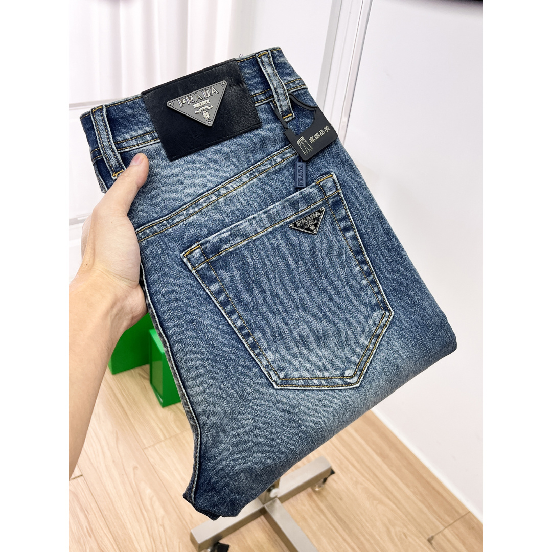 NO:691136,PRADA Men's denim jeans, official album and poster outfit!  High-grade imported denim raw color fabrics are supplied to customers, and the pure 13oz denim fabrics from Okayama, Japan are specially selected. Heavy-duty environmentally friendly plant enzyme washing process is used. The texture has a light retro color, which is quite beautiful and is very suitable for autumn and winter color matching. The fabric is soft and delicate after washing, but has strong bones and a slight stretch, providing an excellent comfortable experience. There is no damage from any technological elements throughout the body, retaining the purest tannin color!  The details throughout the body are perfect, exquisite and sophisticated. The latest leather label on the waist highlights the brand's characteristics. The hardware accessories, leather label and wiring all reflect the craftsmanship!  The silhouette is perfectly tailored and has excellent butt lift and slimming effect. It can be easily matched with any top in the wardrobe. It has wide compatibility and is suitable for various daily wear. The upper body is full of style. It is a must-have trousers for those who are obsessed with quality control and 1V!  Size 29-38 (not 35.37),, prada, prada, jeans,19860909PRADA 普拉达 男士丹宁牛仔裤,官宣画册海报穿搭款！ 客供高级进口的丹宁原色面料,特选日本冈山纯正13oz 盎司牛仔布料,重磅环保植物酵素水洗工艺,肌理有着淡淡的复古色彩,相当漂亮,极符合秋冬的配色,面料经过水洗后柔软细腻,但筋骨感极强,且略带弹力,提供了绝佳的舒适体验,通身无任何工艺元素破坏,保留了最纯粹的丹宁本色！通身细节完美如斯,精湛且考究,最新的腰部皮标彰显了品牌特质,五金配件、皮标、走线无不体现出匠心工艺！版型剪裁完美,提臀修身效果绝佳,可轻松横扫衣橱任何的上装搭配,兼容性广泛,满足于日常各种穿搭,上身型款十足,于品质控及1V迷控者必入型裤装！ 尺码29—38（没35.37）,,prada,prada,jeans,,Men's clothing