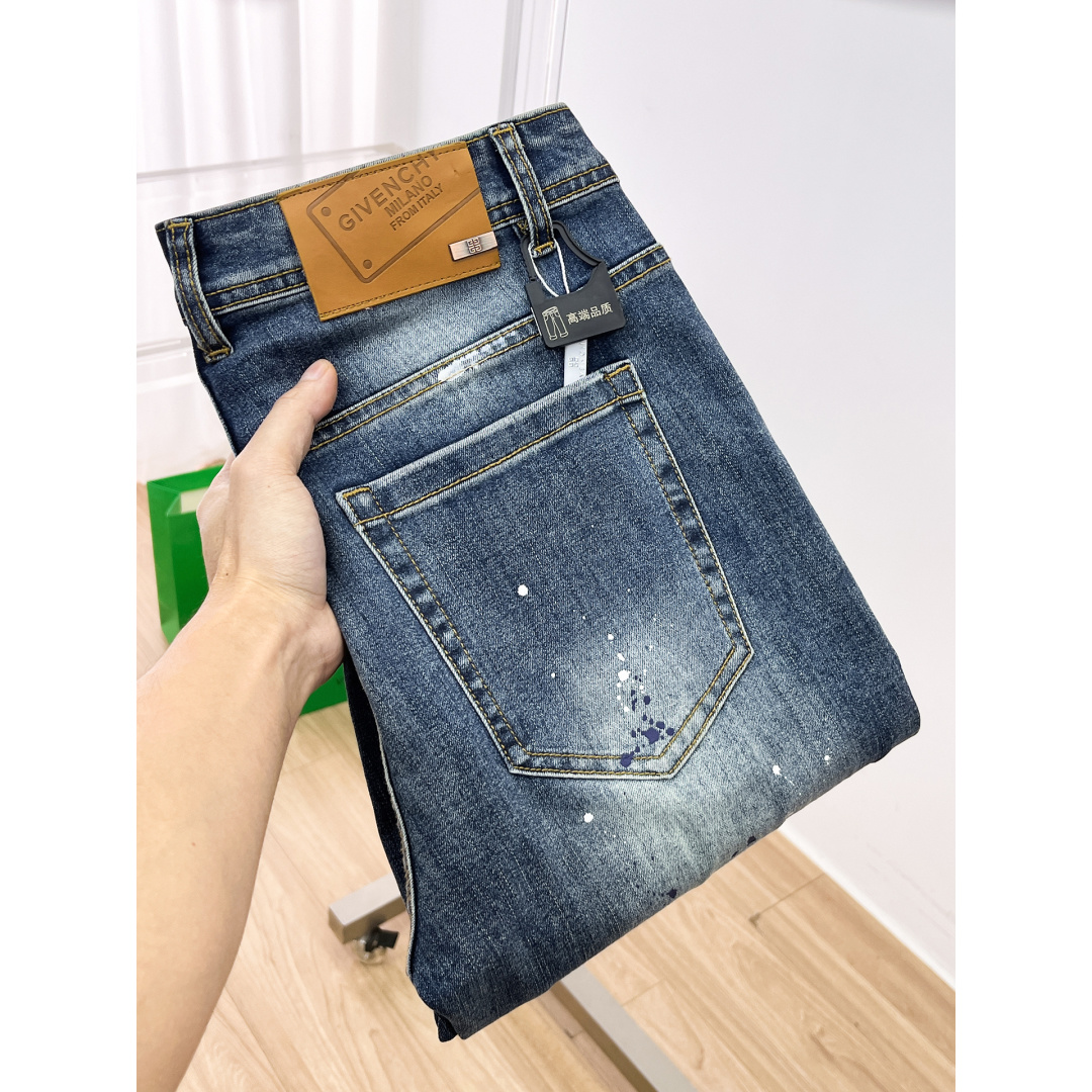NO:691155,Givenchy men's denim jeans, official album and poster outfit style!  High-grade imported denim raw color fabrics are supplied to customers, and the pure 13oz denim fabrics from Okayama, Japan are specially selected. Heavy-duty environmentally friendly plant enzyme washing process is used. The texture has a light retro color, which is quite beautiful and is very suitable for autumn and winter color matching. The fabric is soft and delicate after washing, but has strong bones and a slight stretch, providing an excellent comfortable experience. There is no damage from any technological elements throughout the body, retaining the purest tannin color!  The details throughout the body are perfect, exquisite and sophisticated. The latest leather label on the waist highlights the brand's characteristics. The hardware accessories, leather label and wiring all reflect the craftsmanship!  The silhouette is perfectly tailored and has excellent butt lift and slimming effect. It can be easily matched with any top in the wardrobe. It has wide compatibility and is suitable for various daily wear. The upper body is full of style. It is a must-have trousers for those who are obsessed with quality control and 1V!  Size 29-38 (not 35.37),,givenchy,jeans,19860909纪梵希 男士丹宁牛仔裤,官宣画册海报穿搭款！ 客供高级进口的丹宁原色面料,特选日本冈山纯正13oz 盎司牛仔布料,重磅环保植物酵素水洗工艺,肌理有着淡淡的复古色彩,相当漂亮,极符合秋冬的配色,面料经过水洗后柔软细腻,但筋骨感极强,且略带弹力,提供了绝佳的舒适体验,通身无任何工艺元素破坏,保留了最纯粹的丹宁本色！通身细节完美如斯,精湛且考究,最新的腰部皮标彰显了品牌特质,五金配件、皮标、走线无不体现出匠心工艺！版型剪裁完美,提臀修身效果绝佳,可轻松横扫衣橱任何的上装搭配,兼容性广泛,满足于日常各种穿搭,上身型款十足,于品质控及1V迷控者必入型裤装！ 尺码29—38（没35.37）,,givenchy,jeans,,Men's clothing