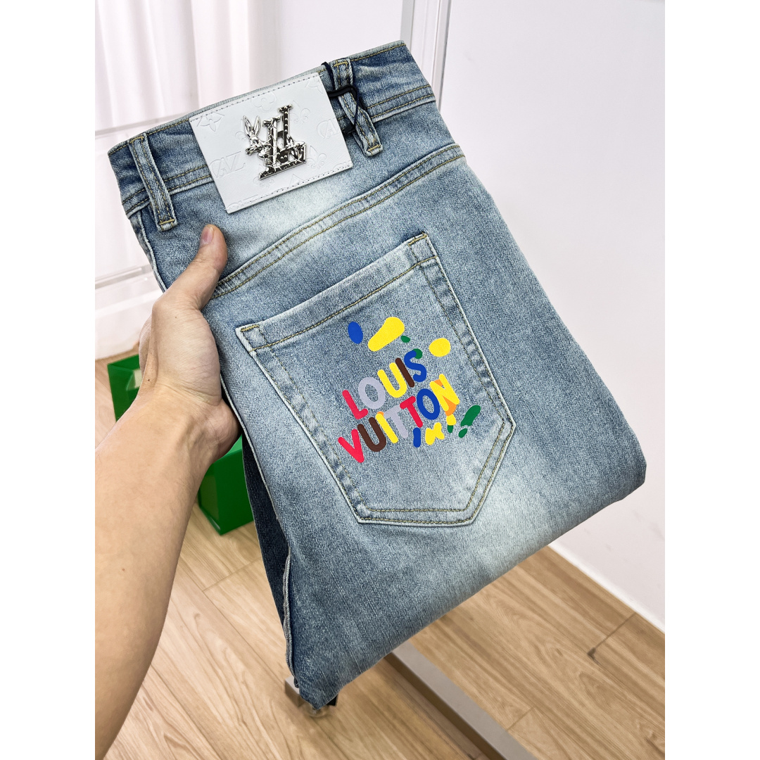 NO:691139,LV men's denim jeans, official album and poster outfit style!  High-grade imported denim raw color fabrics are supplied to customers, and the pure 13oz denim fabrics from Okayama, Japan are specially selected. Heavy-duty environmentally friendly plant enzyme washing process is used. The texture has a light retro color, which is quite beautiful and is very suitable for autumn and winter color matching. The fabric is soft and delicate after washing, but has strong bones and a slight stretch, providing an excellent comfortable experience. There is no damage from any technological elements throughout the body, retaining the purest tannin color!  The details throughout the body are perfect, exquisite and sophisticated. The latest leather label on the waist highlights the brand's characteristics. The hardware accessories, leather label and wiring all reflect the craftsmanship!  The silhouette is perfectly tailored and has excellent butt lift and slimming effect. It can be easily matched with any top in the wardrobe. It has wide compatibility and is suitable for various daily wear. The upper body is full of style. It is a must-have trousers for those who are obsessed with quality control and 1V!  Size 29-38 (not 35.37),,louis vuitton,jeans,19860909LV 男士丹宁牛仔裤,官宣画册海报穿搭款！ 客供高级进口的丹宁原色面料,特选日本冈山纯正13oz 盎司牛仔布料,重磅环保植物酵素水洗工艺,肌理有着淡淡的复古色彩,相当漂亮,极符合秋冬的配色,面料经过水洗后柔软细腻,但筋骨感极强,且略带弹力,提供了绝佳的舒适体验,通身无任何工艺元素破坏,保留了最纯粹的丹宁本色！通身细节完美如斯,精湛且考究,最新的腰部皮标彰显了品牌特质,五金配件、皮标、走线无不体现出匠心工艺！版型剪裁完美,提臀修身效果绝佳,可轻松横扫衣橱任何的上装搭配,兼容性广泛,满足于日常各种穿搭,上身型款十足,于品质控及1V迷控者必入型裤装！ 尺码29—38（没35.37）,,louis vuitton,jeans,,Men's clothing