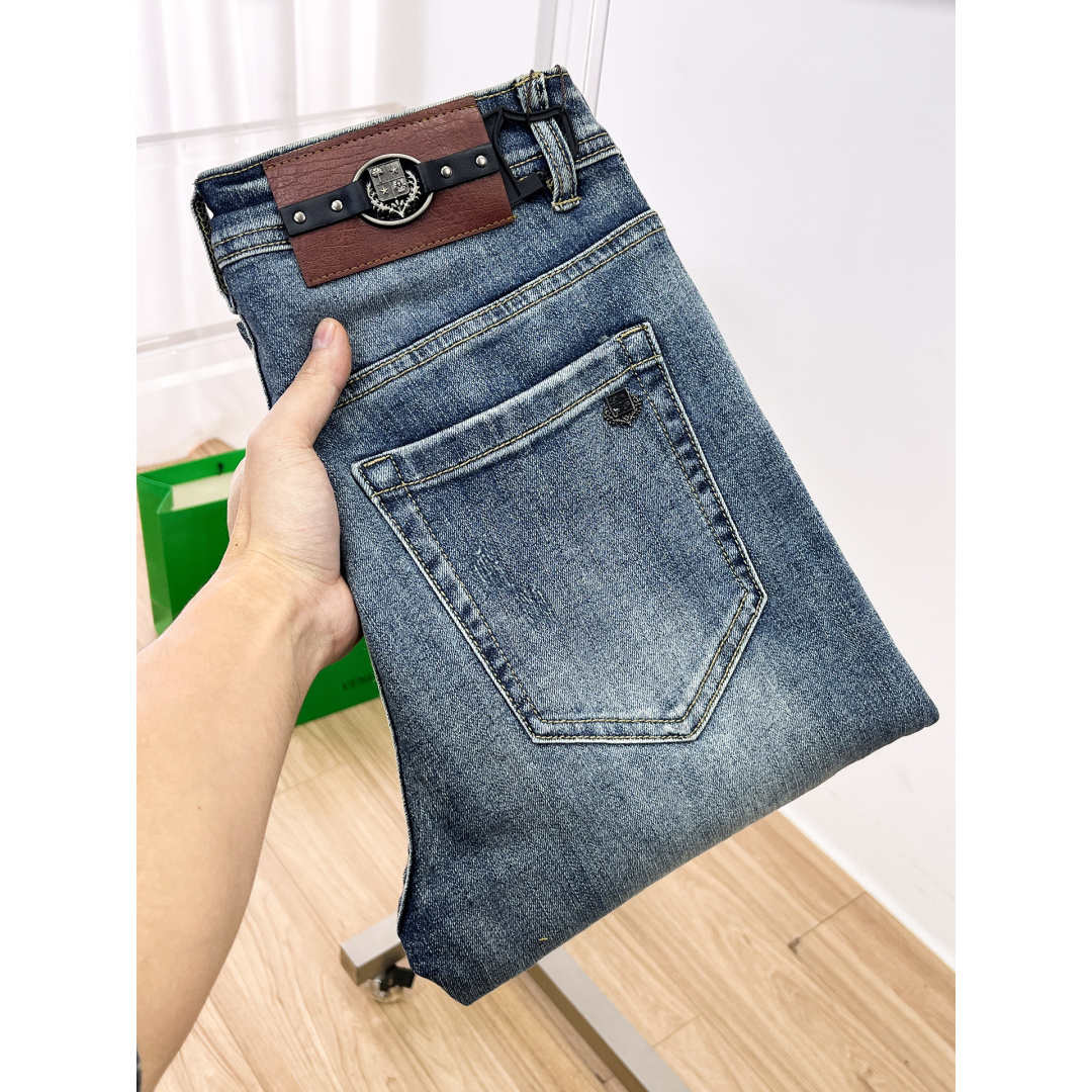 NO:691145,LP men's denim jeans, official album and poster outfit!  High-grade imported denim raw color fabrics are supplied to customers, and the pure 13oz denim fabrics from Okayama, Japan are specially selected. Heavy-duty environmentally friendly plant enzyme washing process is used. The texture has a light retro color, which is quite beautiful and is very suitable for autumn and winter color matching. The fabric is soft and delicate after washing, but has strong bones and a slight stretch, providing an excellent comfortable experience. There is no damage from any technological elements throughout the body, retaining the purest tannin color!  The details throughout the body are perfect, exquisite and sophisticated. The latest leather label on the waist highlights the brand's characteristics. The hardware accessories, leather label and wiring all reflect the craftsmanship!  The silhouette is perfectly tailored and has excellent butt lift and slimming effect. It can be easily matched with any top in the wardrobe. It has wide compatibility and is suitable for various daily wear. The upper body is full of style. It is a must-have trousers for those who are obsessed with quality control and 1V!  Size 29-38 (not 35.37),,loro piana,jeans,19860909LP 男士丹宁牛仔裤,官宣画册海报穿搭款！ 客供高级进口的丹宁原色面料,特选日本冈山纯正13oz 盎司牛仔布料,重磅环保植物酵素水洗工艺,肌理有着淡淡的复古色彩,相当漂亮,极符合秋冬的配色,面料经过水洗后柔软细腻,但筋骨感极强,且略带弹力,提供了绝佳的舒适体验,通身无任何工艺元素破坏,保留了最纯粹的丹宁本色！通身细节完美如斯,精湛且考究,最新的腰部皮标彰显了品牌特质,五金配件、皮标、走线无不体现出匠心工艺！版型剪裁完美,提臀修身效果绝佳,可轻松横扫衣橱任何的上装搭配,兼容性广泛,满足于日常各种穿搭,上身型款十足,于品质控及1V迷控者必入型裤装！ 尺码29—38（没35.37）,,loro piana,jeans,,Men's clothing