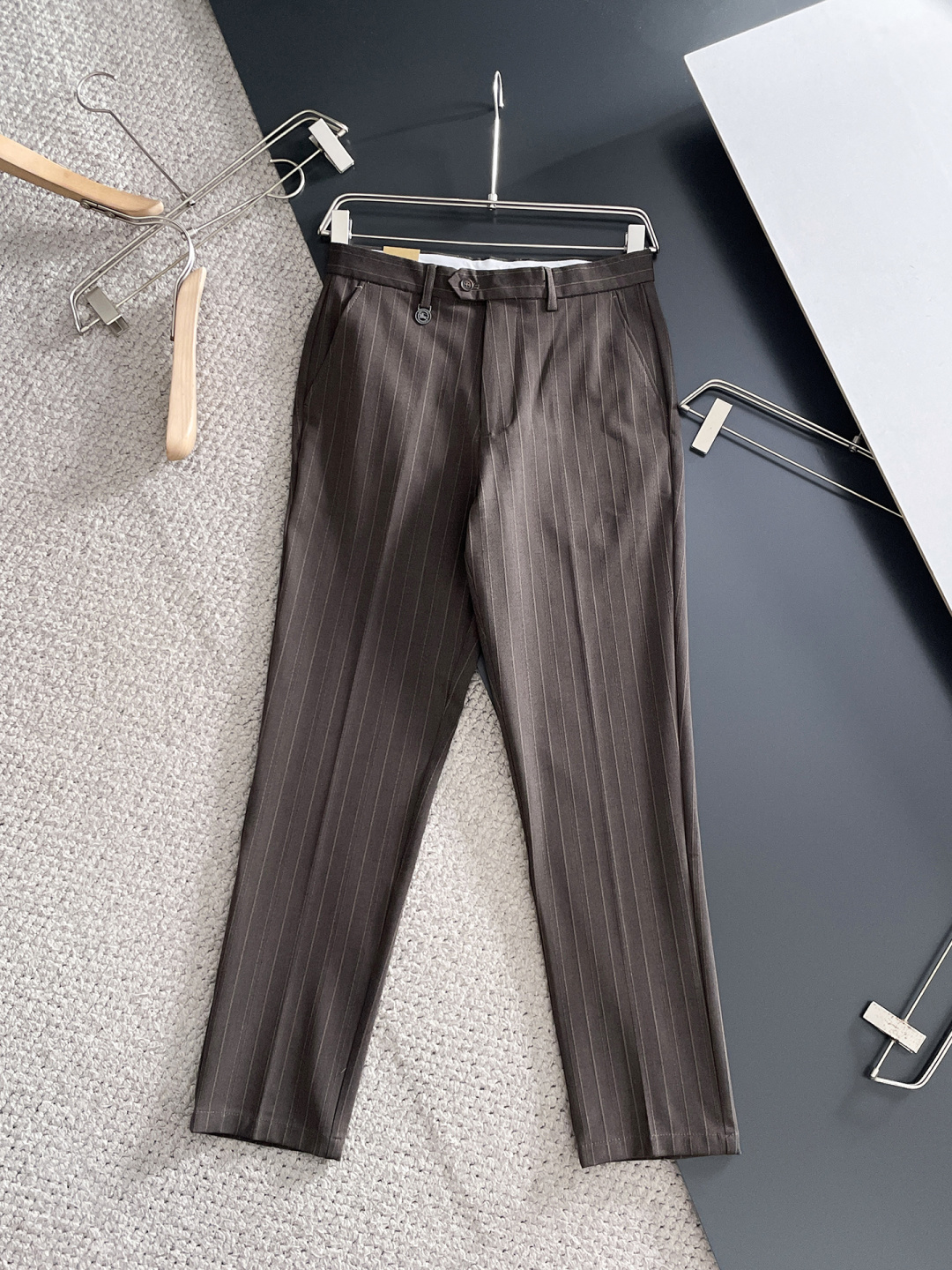 NO:703745,[Supports exchange after the year] Burberry casual pants and trousers 2025SS autumn and winter new style, special fabric for advanced custom pants, customized original hardware, heavy craftsmanship, fine lathe wiring, customized fabrics, soft and comfortable, significant texture, exquisite accessories, great upper body effect, complete three standards, standard size 29-38, no 35,, burberry, burberry,19860909【支持年后退换】 Burberry 巴宝莉 休闲裤 西裤2025SS秋冬新款 高级定制裤子专用面料 定制原版五金 重工工艺打造 车工走线精细 定制面料 柔软舒适 质感显著 辅料精美 上身效果超赞 三标齐全 标准尺码29-38,无35,,burberry,burberry,,Men's clothing