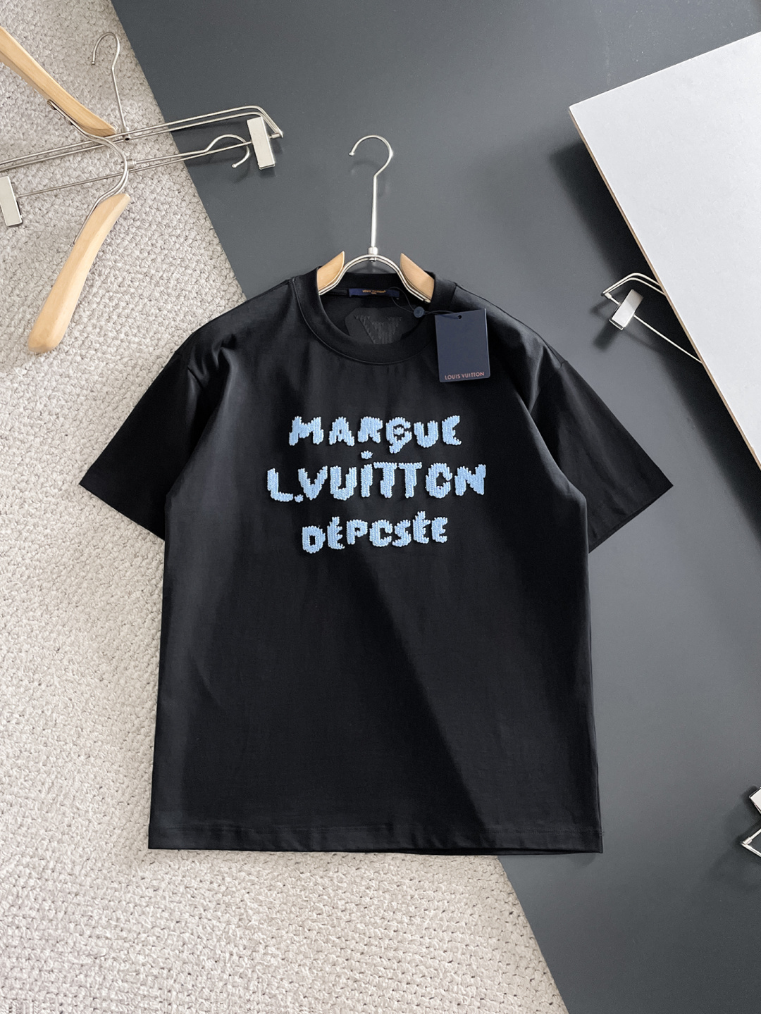 NO:761506,LV 2026ss new style, super attractive and stylish, first in the industry, creating a high-end urban casual sports style, the upper body can carry all styles and combinations, same style for men and women, size S-2XL,, Louis Vuitton,19860909LV 2026ss新款 超级耐看有型 业内首发,打造高端都市休闲运动风格,上身可以承载一切的风格搭配,男女同款 码数S-2XL,,louis vuitton,,Men's clothing