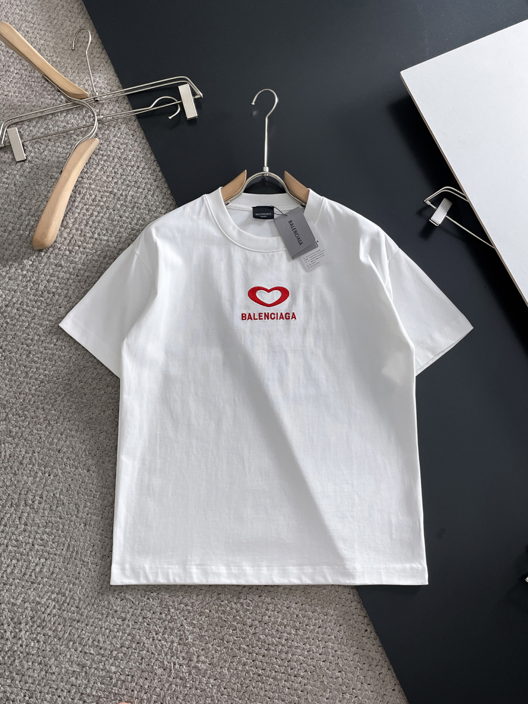 NO:761501,Balenciaga 2026ss new style, super attractive and stylish, first in the industry, creating a high-end urban casual sports style, the upper body can carry all styles and combinations, same style for men and women, size S-2XL,, balenciaga,19860909巴黎世家 2026ss新款 超级耐看有型 业内首发,打造高端都市休闲运动风格,上身可以承载一切的风格搭配,男女同款 码数S-2XL,,balenciaga,,Men's clothing