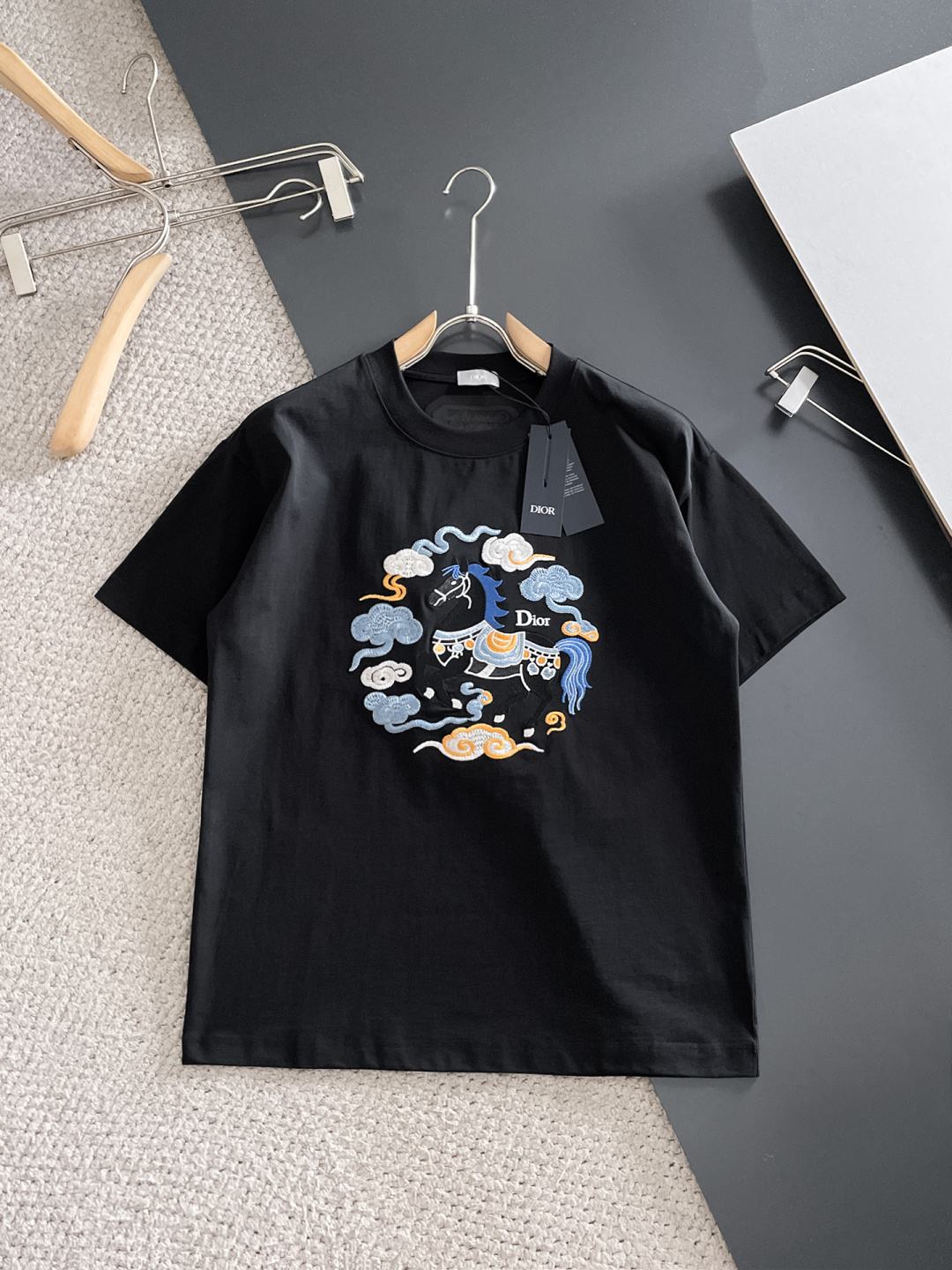 NO:761521,Dior Dior 2026ss new style, super attractive and stylish, first in the industry, creating high-end urban casual sports style, the upper body can carry all styles and combinations, same style for men and women, size S-2XL,, dior, dior,19860909Dior 迪奥 2026ss新款 超级耐看有型 业内首发,打造高端都市休闲运动风格,上身可以承载一切的风格搭配,男女同款 码数S-2XL,,dior,dior,,Men's clothing