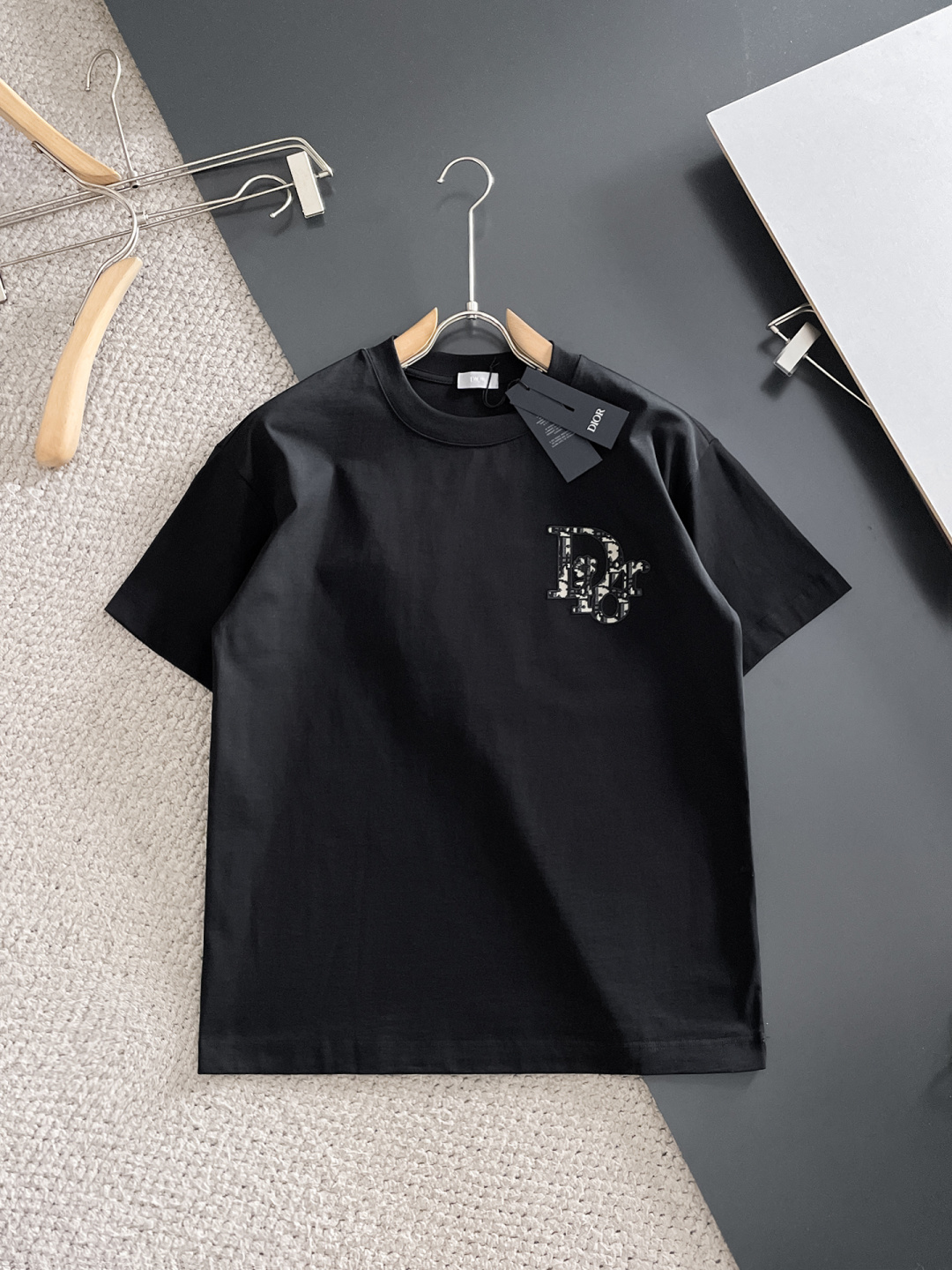 NO:761511,Dior Dior 2026ss new style, super attractive and stylish, first in the industry, creating high-end urban casual sports style, the upper body can carry all styles and combinations, same style for men and women, size S-2XL,, dior, dior,19860909Dior 迪奥 2026ss新款 超级耐看有型 业内首发,打造高端都市休闲运动风格,上身可以承载一切的风格搭配,男女同款 码数S-2XL,,dior,dior,,Men's clothing
