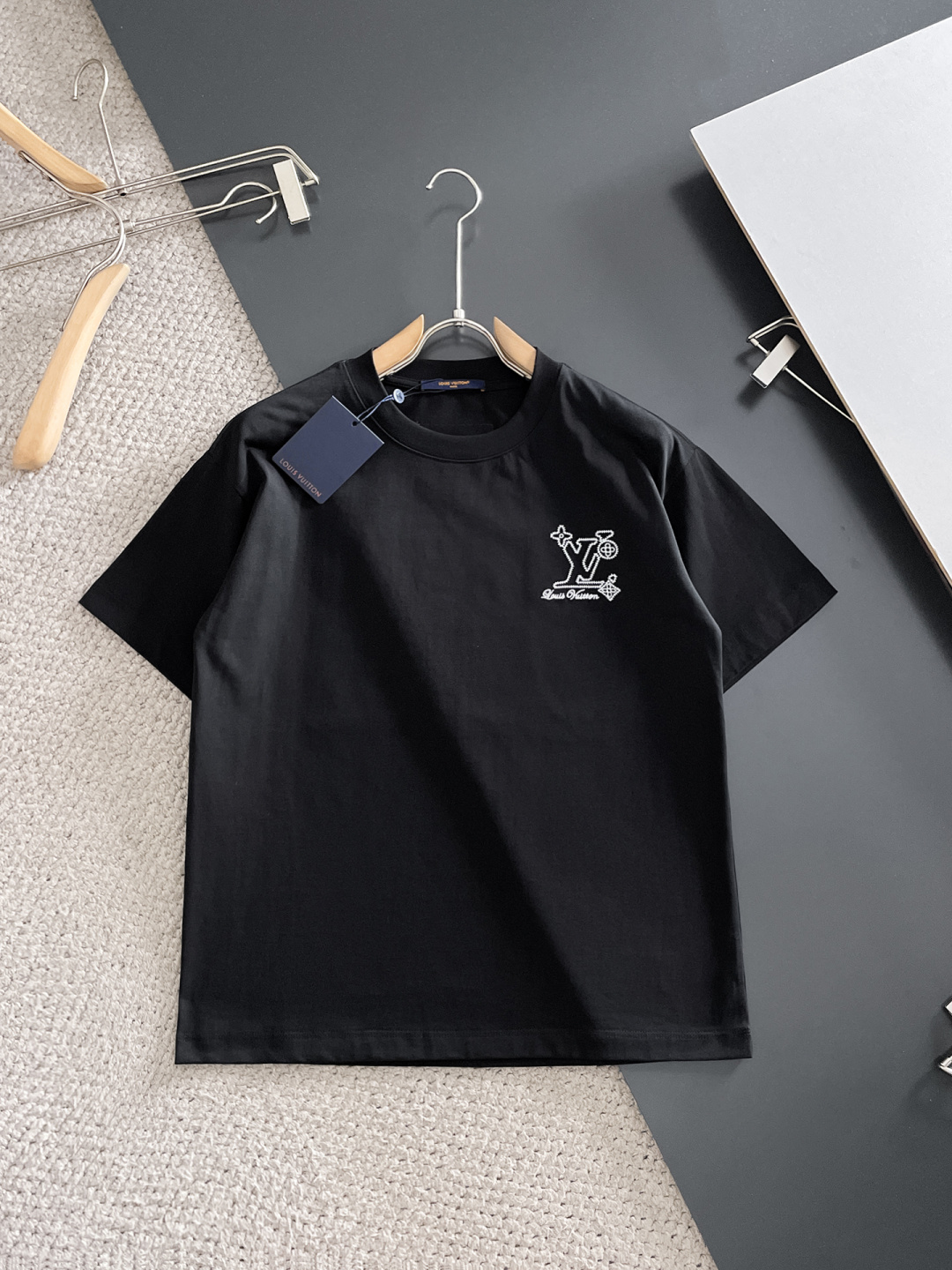 NO:761486,LV 2026ss new style, super attractive and stylish, first in the industry, creating a high-end urban casual sports style, the upper body can carry all styles and combinations, same style for men and women, size S-2XL,, Louis Vuitton,19860909LV 2026ss新款 超级耐看有型 业内首发,打造高端都市休闲运动风格,上身可以承载一切的风格搭配,男女同款 码数S-2XL,,louis vuitton,,Men's clothing