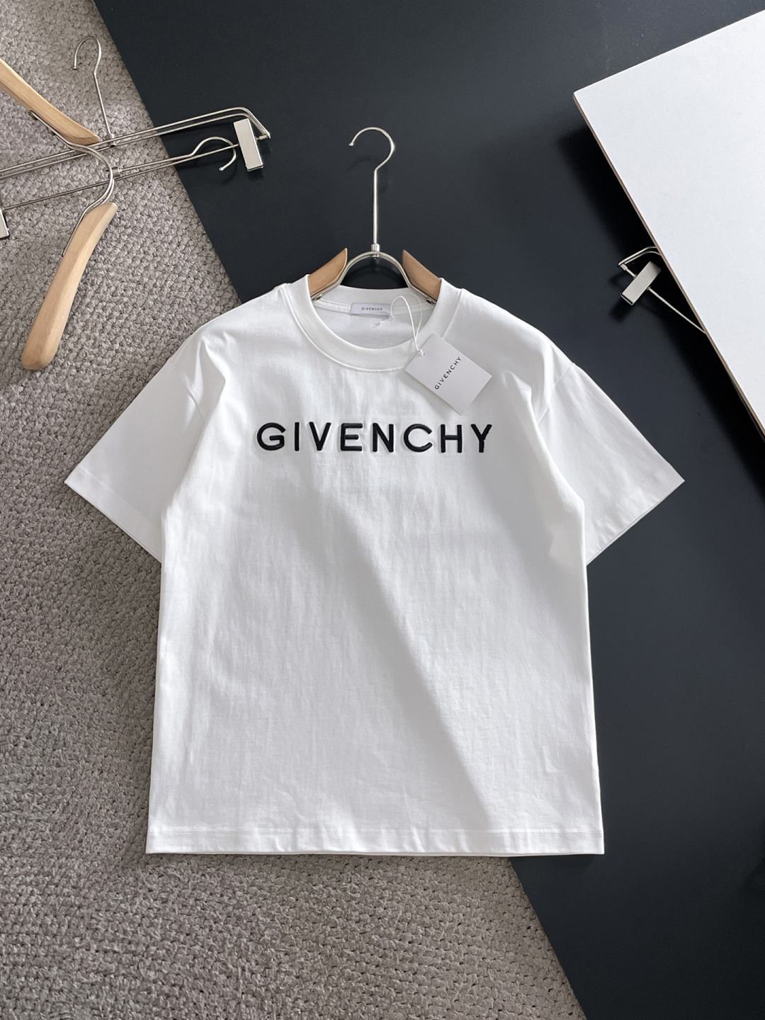NO:761481,Givenchy 2026ss new style, super attractive and stylish, first in the industry, creating a high-end urban casual sports style, the upper body can carry all styles and combinations, same style for men and women, size S-2XL,,givenchy,19860909纪梵希 2026ss新款 超级耐看有型 业内首发,打造高端都市休闲运动风格,上身可以承载一切的风格搭配,男女同款 码数S-2XL,,givenchy,,Men's clothing