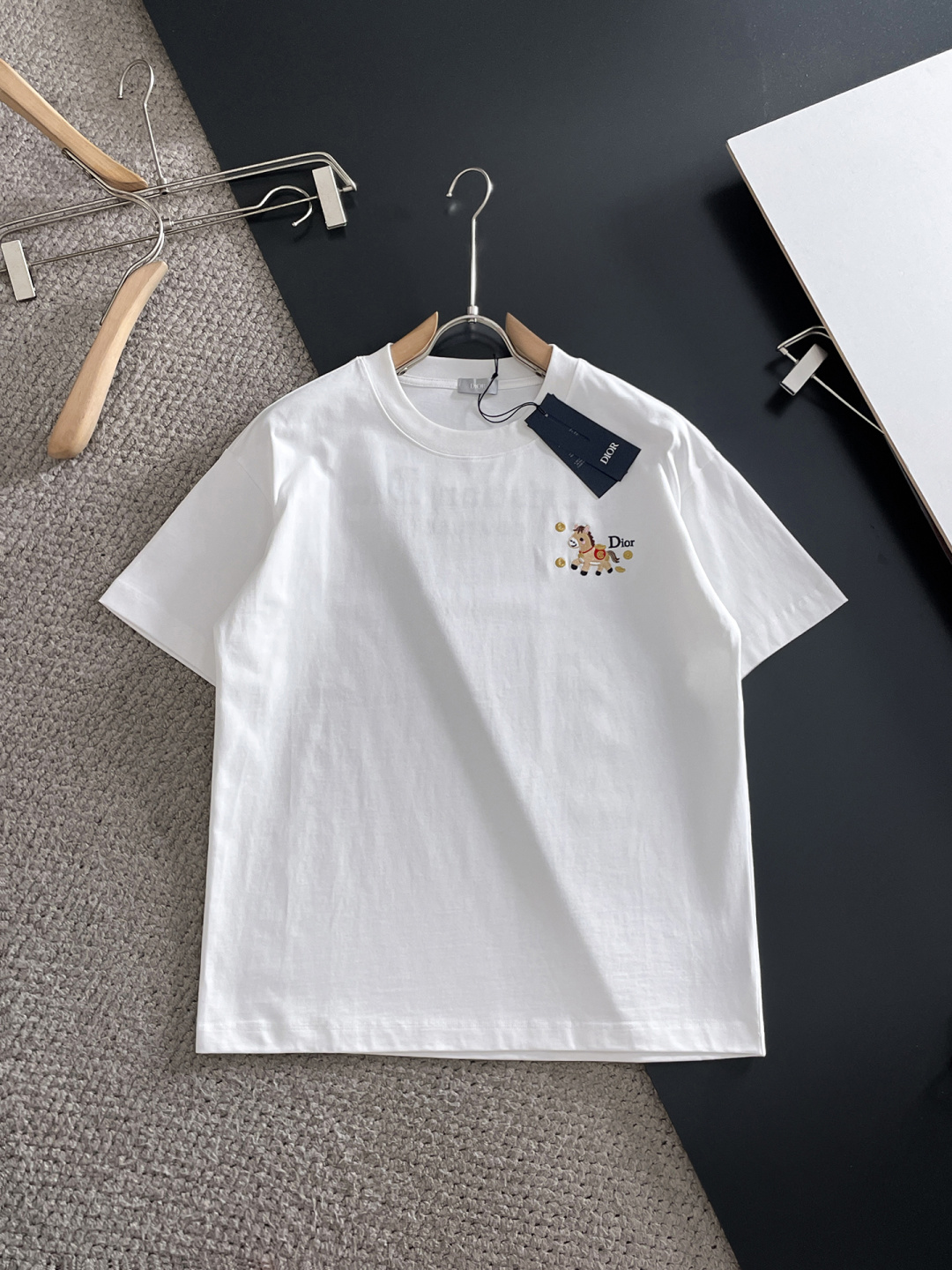 NO:761514,Dior Dior 2026ss new style, super attractive and stylish, first in the industry, creating high-end urban casual sports style, the upper body can carry all styles and combinations, same style for men and women, size S-2XL,, dior, dior,19860909Dior 迪奥 2026ss新款 超级耐看有型 业内首发,打造高端都市休闲运动风格,上身可以承载一切的风格搭配,男女同款 码数S-2XL,,dior,dior,,Men's clothing