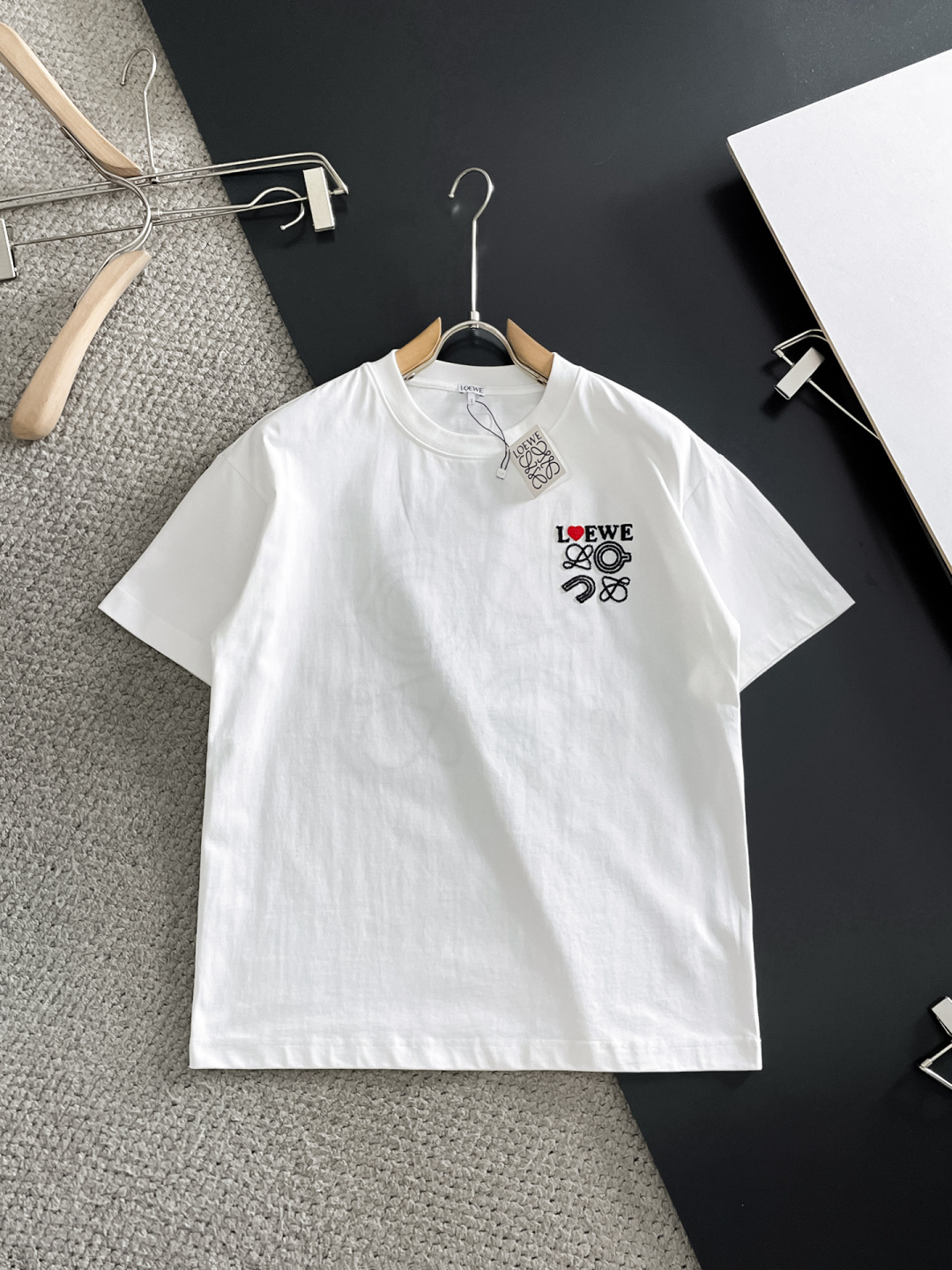 NO:761519,Loewe 2026ss new style, super attractive and stylish, the first in the industry, creating a high-end urban casual sports style, the upper body can carry all styles and combinations, same style for men and women, size S-2XL,,loewe,19860909罗意威 2026ss新款 超级耐看有型 业内首发,打造高端都市休闲运动风格,上身可以承载一切的风格搭配,男女同款 码数S-2XL,,loewe,,Men's clothing