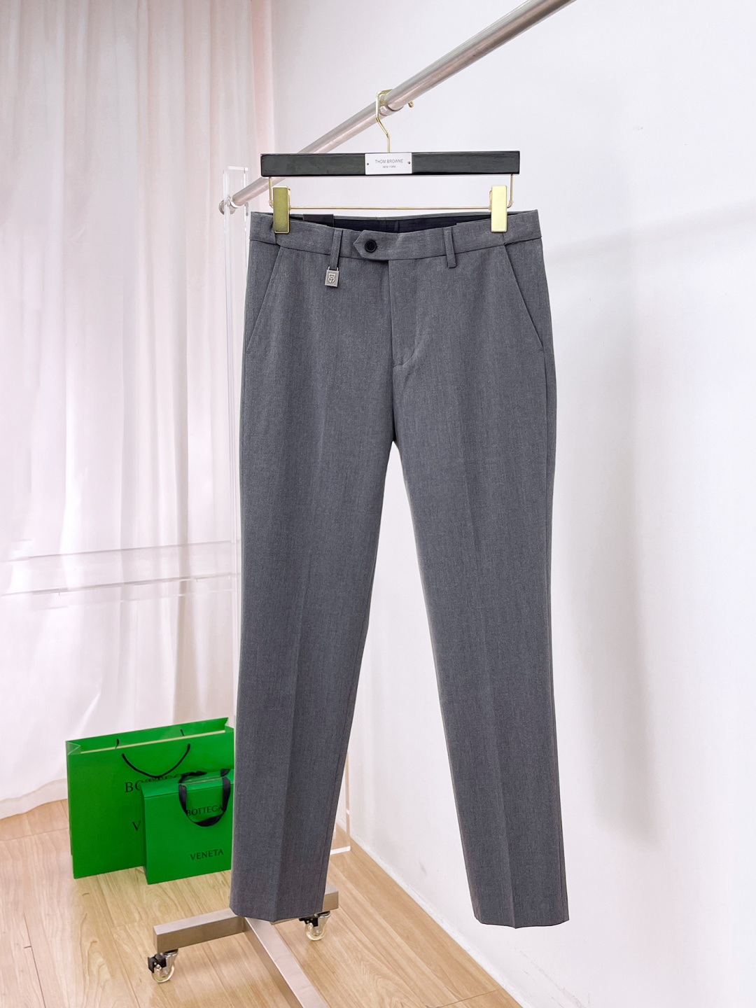 NO:777229,DG Casual Pants, Western Pants 2025SS Autumn and Winter New Style, Special Fabric for Advanced Custom Pants, Customized Original Hardware, Heavy Craftsmanship, Fine Turning, Customized Fabric, Soft and Comfortable, Remarkable Texture, Exquisite Accessories, Excellent Upper Body Effect, Complete Three Standards, Standard Sizes 29-38, No 35,,19860909DG 休闲裤 西裤2025SS秋冬新款 高级定制裤子专用面料 定制原版五金 重工工艺打造 车工走线精细 定制面料 柔软舒适 质感显著 辅料精美 上身效果超赞 三标齐全 标准尺码29-38,无35,,,Men's clothing