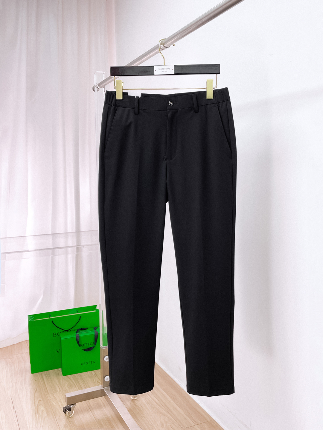 NO:777203,Dior casual pants and trousers 2025SS autumn and winter new style. Special fabric for advanced custom pants. Customized original hardware. Made with heavy craftsmanship. Fine lathes. Customized fabric. Soft and comfortable. Remarkable texture. Exquisite accessories. Excellent upper body effect. Complete three standards. Standard sizes 29-38, no 35,, dior, dior,19860909Dior 迪奥 休闲裤 西裤2025SS秋冬新款 高级定制裤子专用面料 定制原版五金 重工工艺打造 车工走线精细 定制面料 柔软舒适 质感显著 辅料精美 上身效果超赞 三标齐全 标准尺码29-38,无35,,dior,dior,,Men's clothing