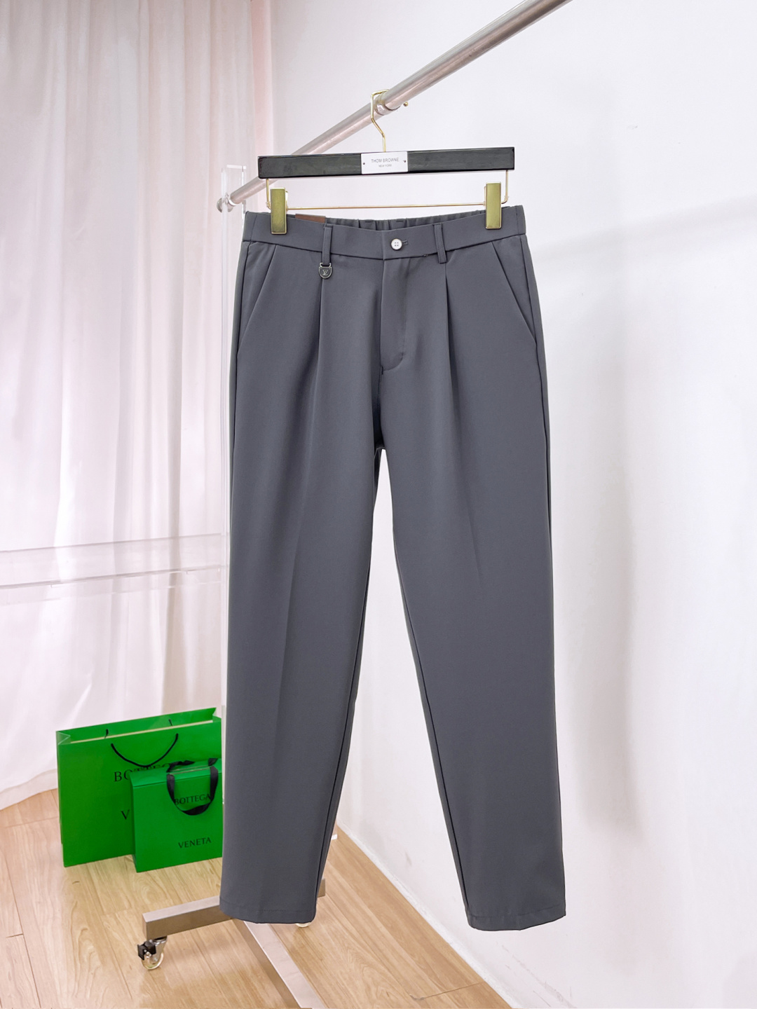 NO:777207,LV casual pants, trousers 2025SS autumn and winter new style, special fabric for advanced custom pants, customized original hardware, heavy craftsmanship, fine turning and routing, customized fabric, soft and comfortable, significant texture, exquisite accessories, excellent upper body effect, complete three standards, standard size 29-38, no 35,, louis vuitton,19860909LV 休闲裤 西裤2025SS秋冬新款 高级定制裤子专用面料 定制原版五金 重工工艺打造 车工走线精细 定制面料 柔软舒适 质感显著 辅料精美 上身效果超赞 三标齐全 标准尺码29-38,无35,,louis vuitton,,Men's clothing