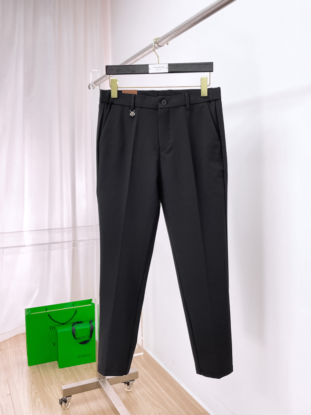 NO:777215,LP Casual Pants, Western Pants 2025SS Autumn and Winter New Style, Special Fabric for Advanced Customized Pants, Customized Original Hardware, Heavy Craftsmanship, Fine Lathe Lines, Customized Fabric, Soft and Comfortable, Remarkable Texture, Exquisite Accessories, Excellent Upper Body Effect, Complete Three Standards, Standard Sizes 29-38, No 35,, loro piana,19860909LP 休闲裤 西裤2025SS秋冬新款 高级定制裤子专用面料 定制原版五金 重工工艺打造 车工走线精细 定制面料 柔软舒适 质感显著 辅料精美 上身效果超赞 三标齐全 标准尺码29-38,无35,,loro piana,,Men's clothing